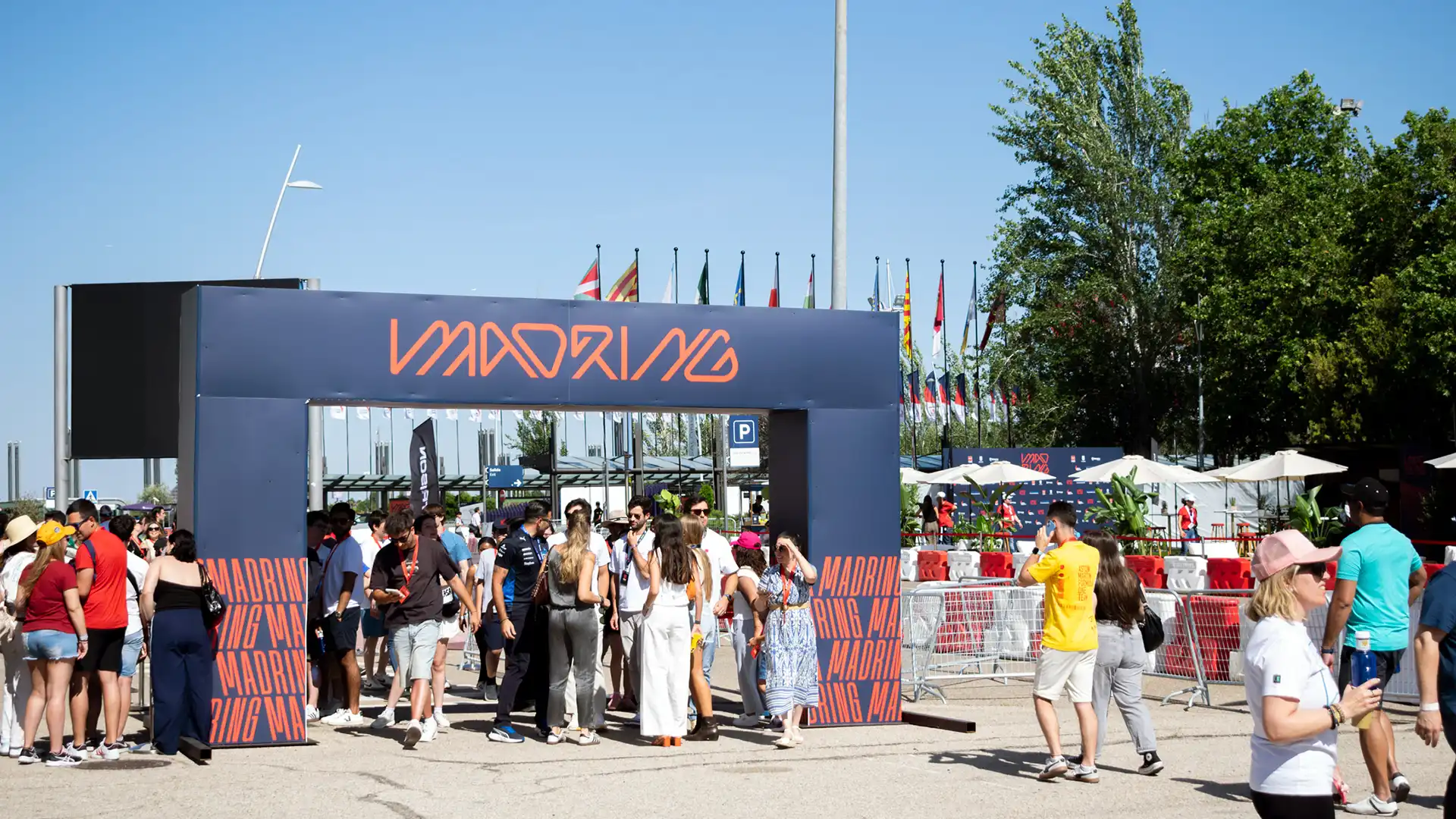 Le public est immergé dans l'expérience de la Formule 1 grâce au son surround et aux écrans LED