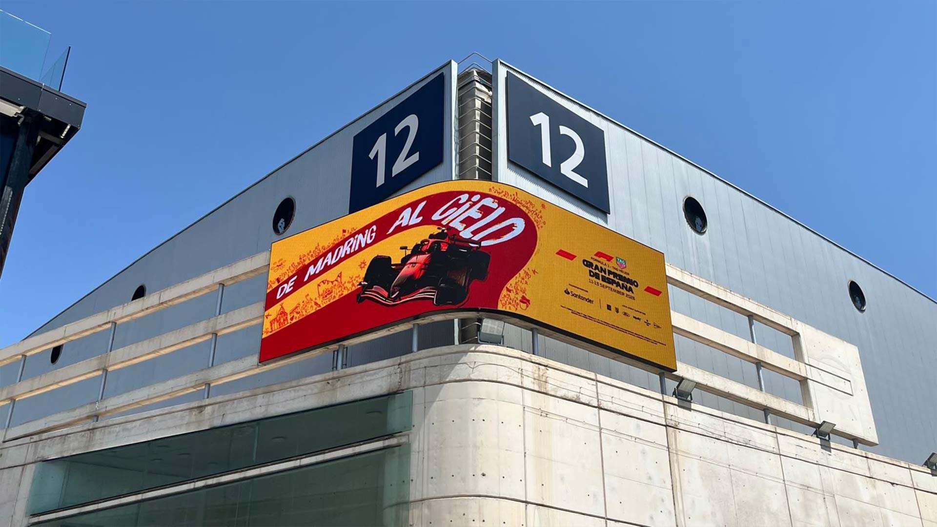 Muro LED curvo a lo largo del Pabellón 12 de IFEMA Madrid mostrando contenido de Fórmula 1 para el circuito Madring