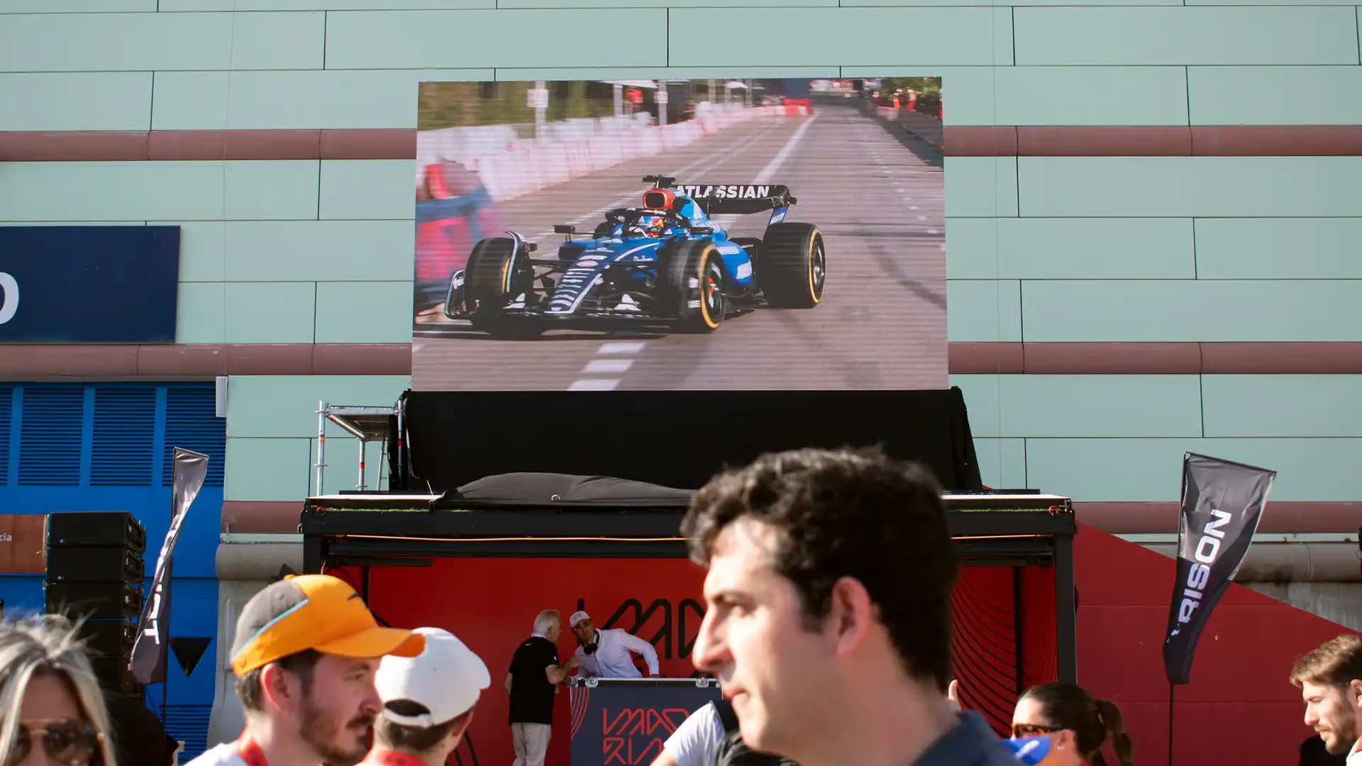 Des écrans LED grand format affichent les visuels de la F1 lors de la tournée de présentation à Madrid.