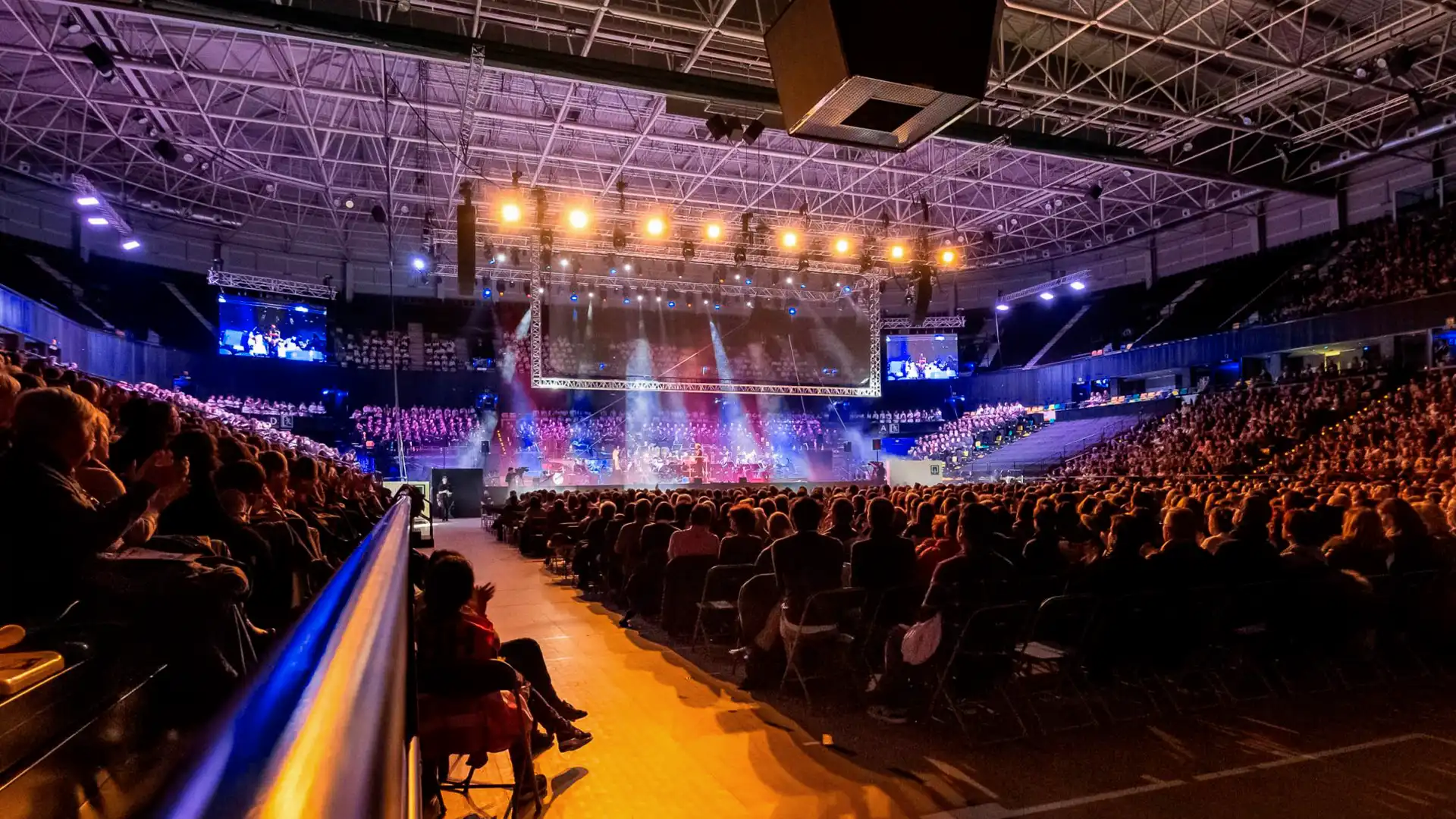 Espectáculo audiovisual en directo a gran escala en el Bilbao Arena con público y visión total del escenario