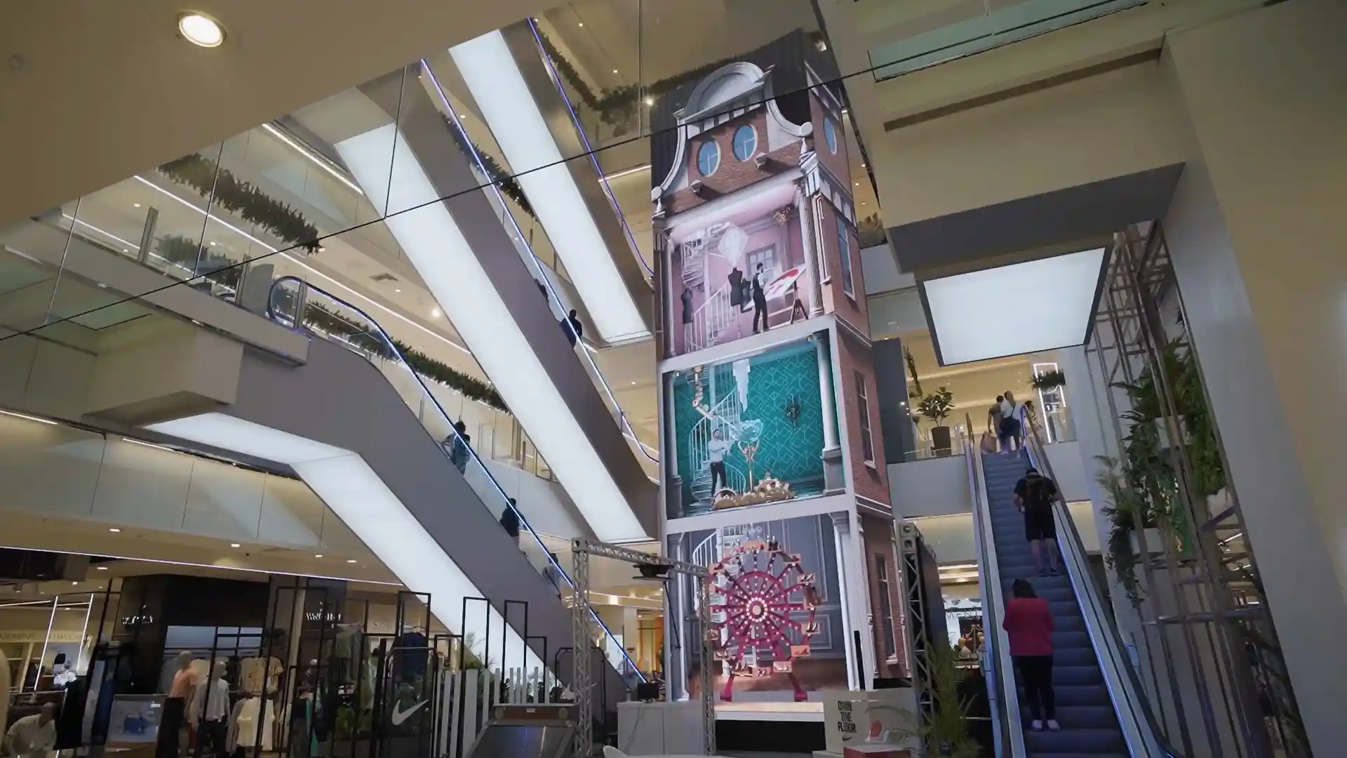 Interactive content displayed on Falabella’s three-sided digital totem.