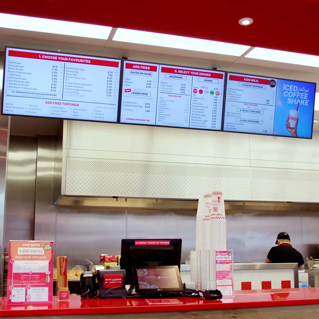 Instalación de menú digital por TRISON en el restaurante Five Guys de la Terminal 5 de Heathrow