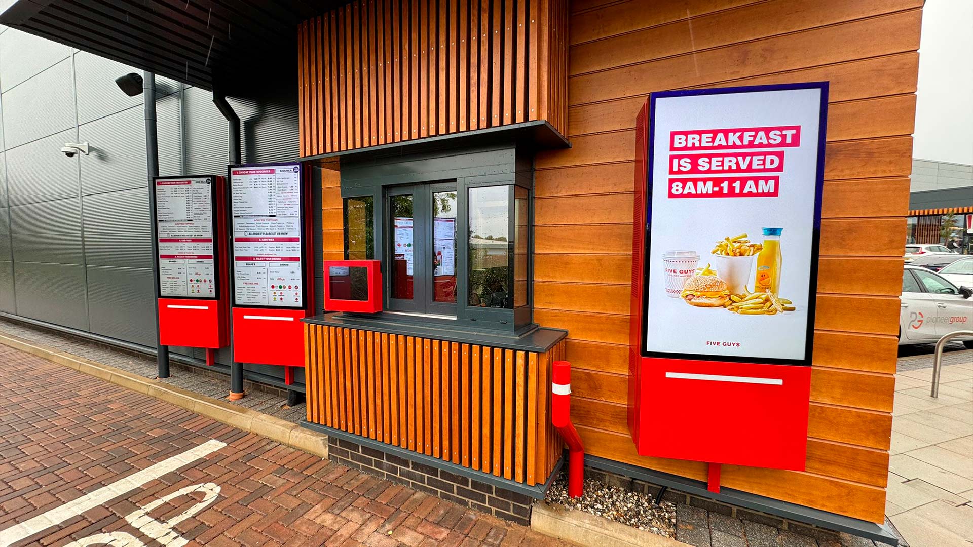 Pantalla digital de drive-thru instalada por TRISON en el restaurante Five Guys de Leamington Spa, Reino Unido