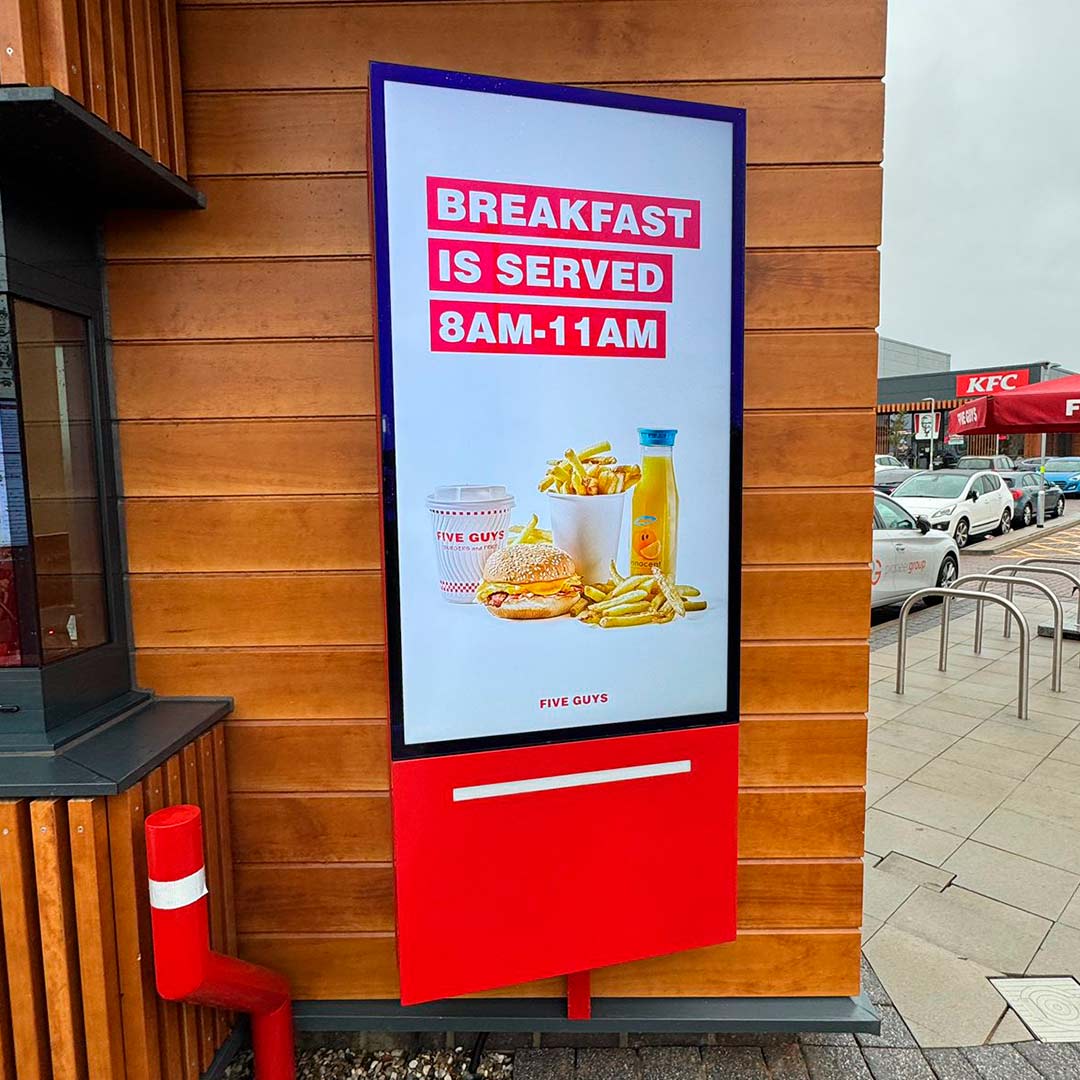 Tótem de pedido de drive-thru instalado por TRISON en el restaurante Five Guys de Leamington Spa, Reino Unido
