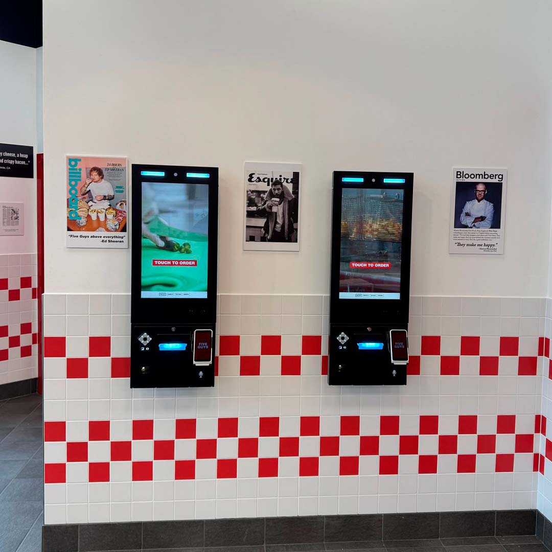Dos quioscos de autopedido instalados por TRISON en el interior del restaurante Five Guys de Leamington Spa
