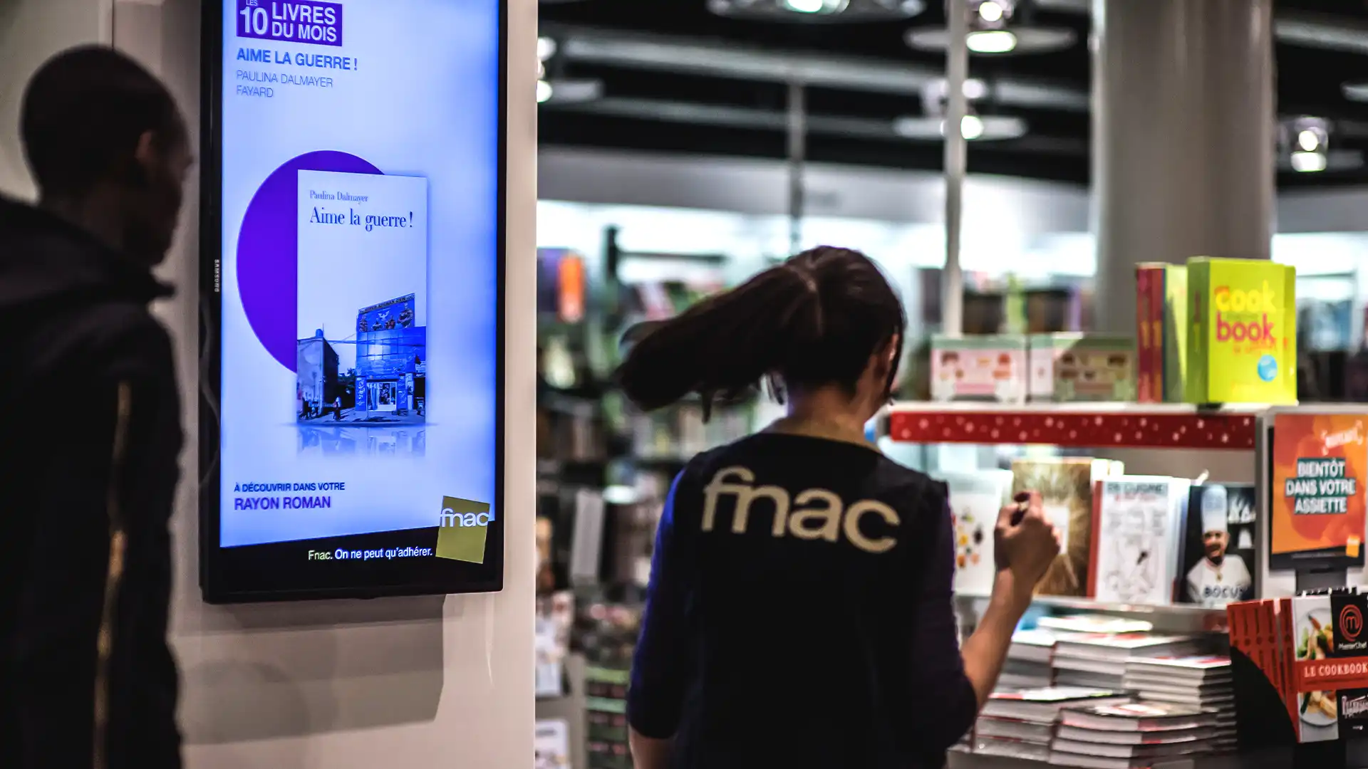 Digital Signage Monitore bei Fnac verstärken die Produktkommunikation mit dynamischen Inhalten.