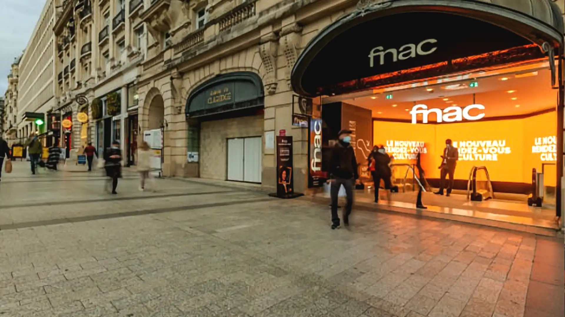 Großer LED-Bildschirm im Freien bei Fnac Paris, der Inhalte mit hoher Helligkeit für die Sichtbarkeit auf der Straße liefert.