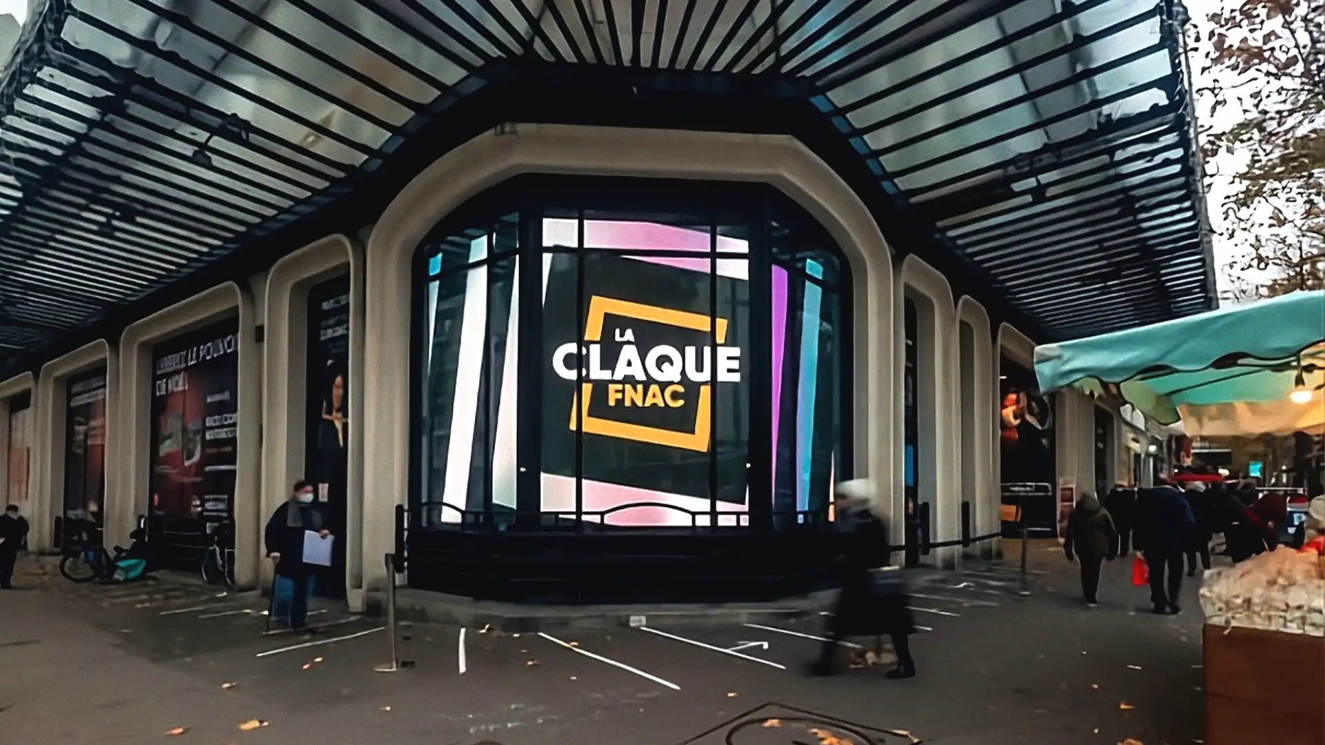 LED-Display im Außenbereich von Fnac Champs-Elysées lockt Passanten mit dynamischen digitalen Inhalten