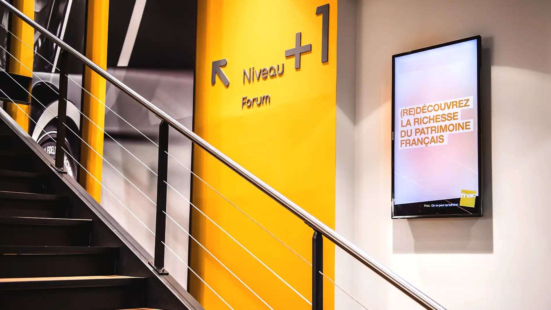 Ein einheitliches Digital Signage Ökosystem in allen Fnac Paris Filialen, das die audiovisuelle Integration von TRISON zeigt.