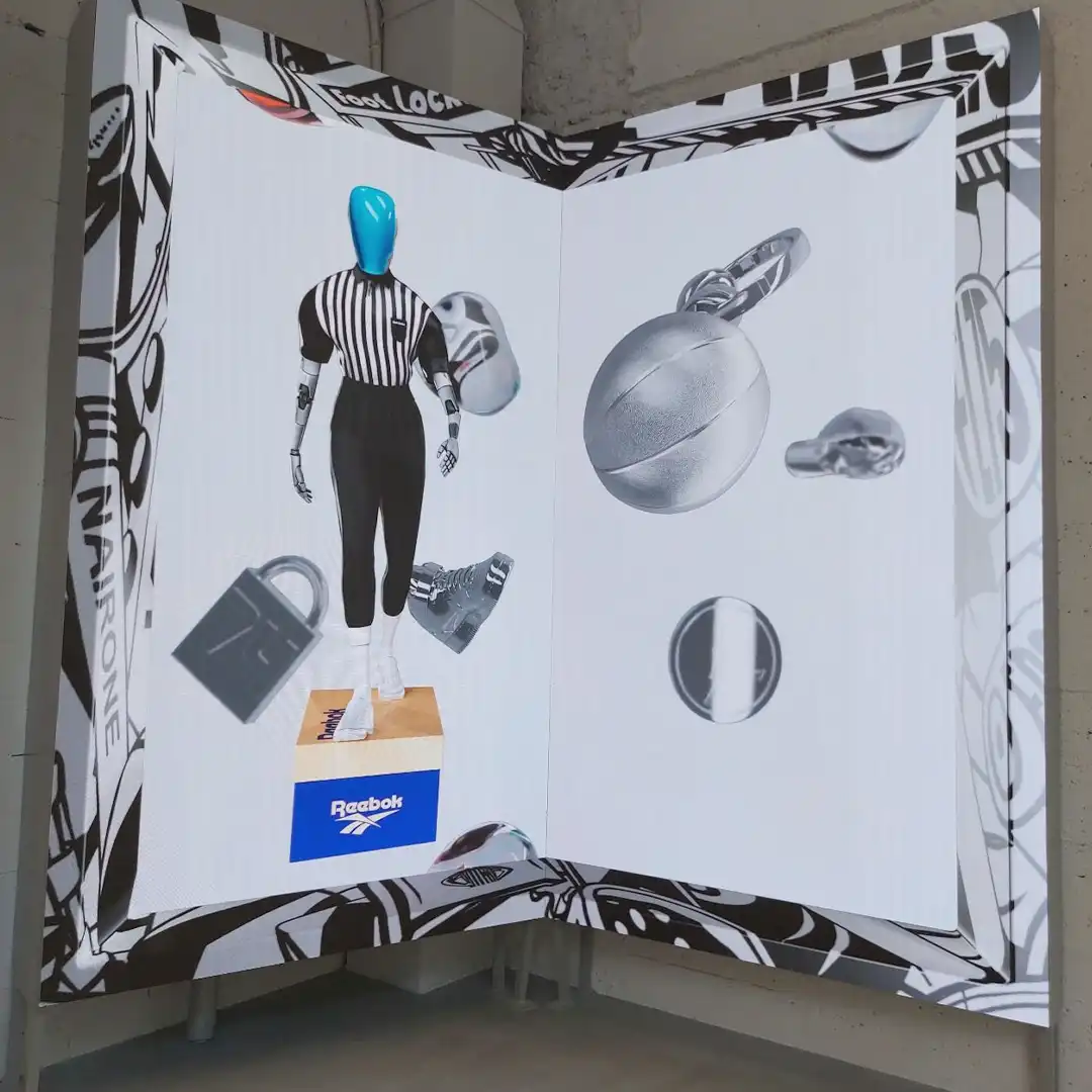 L'avatar 3D Striper est affiché sur les écrans LED de Foot Locker Paris.