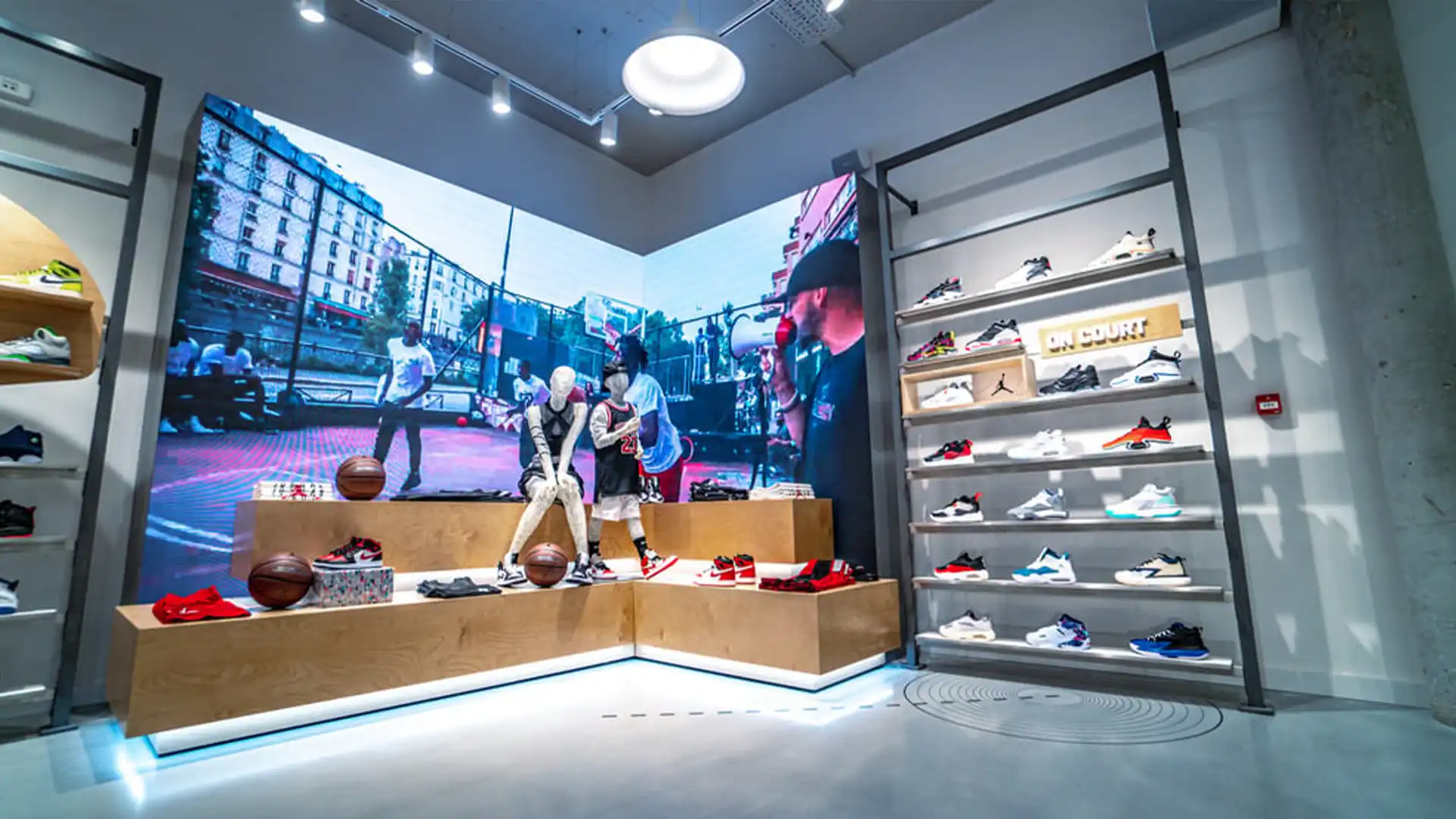 L'écran LED d'angle de Foot Locker Paris affiche un contenu de marque dynamique et améliore l'expérience de vente immersive en magasin.