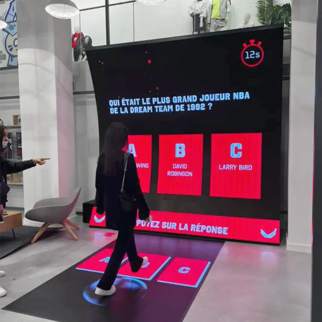 Jeu interactif Striper Quiz avec sol LED et défi panier chez Foot Locker Paris.
