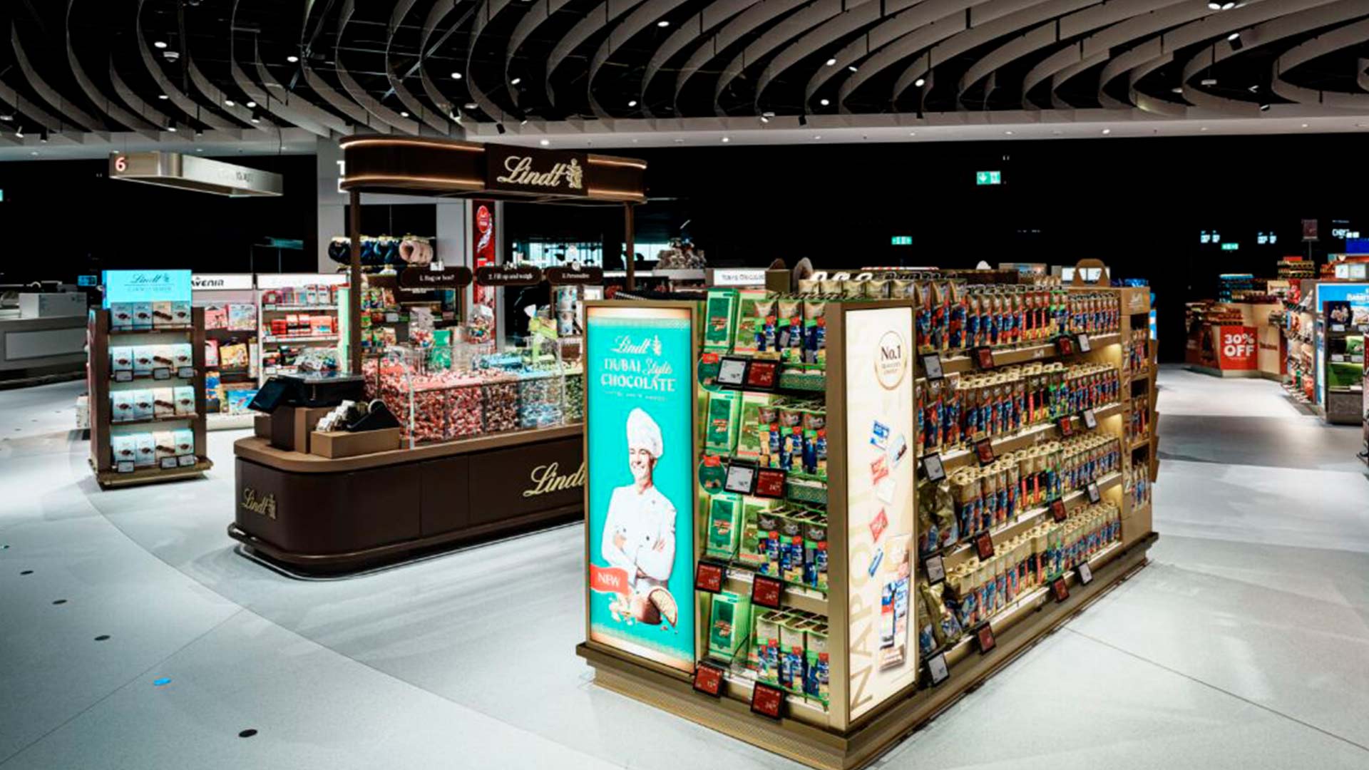 Moniteurs 4K sur le mobilier d'impulsion du Terminal 3 de l'aéroport de Francfort, intégrés par TRISON Germany