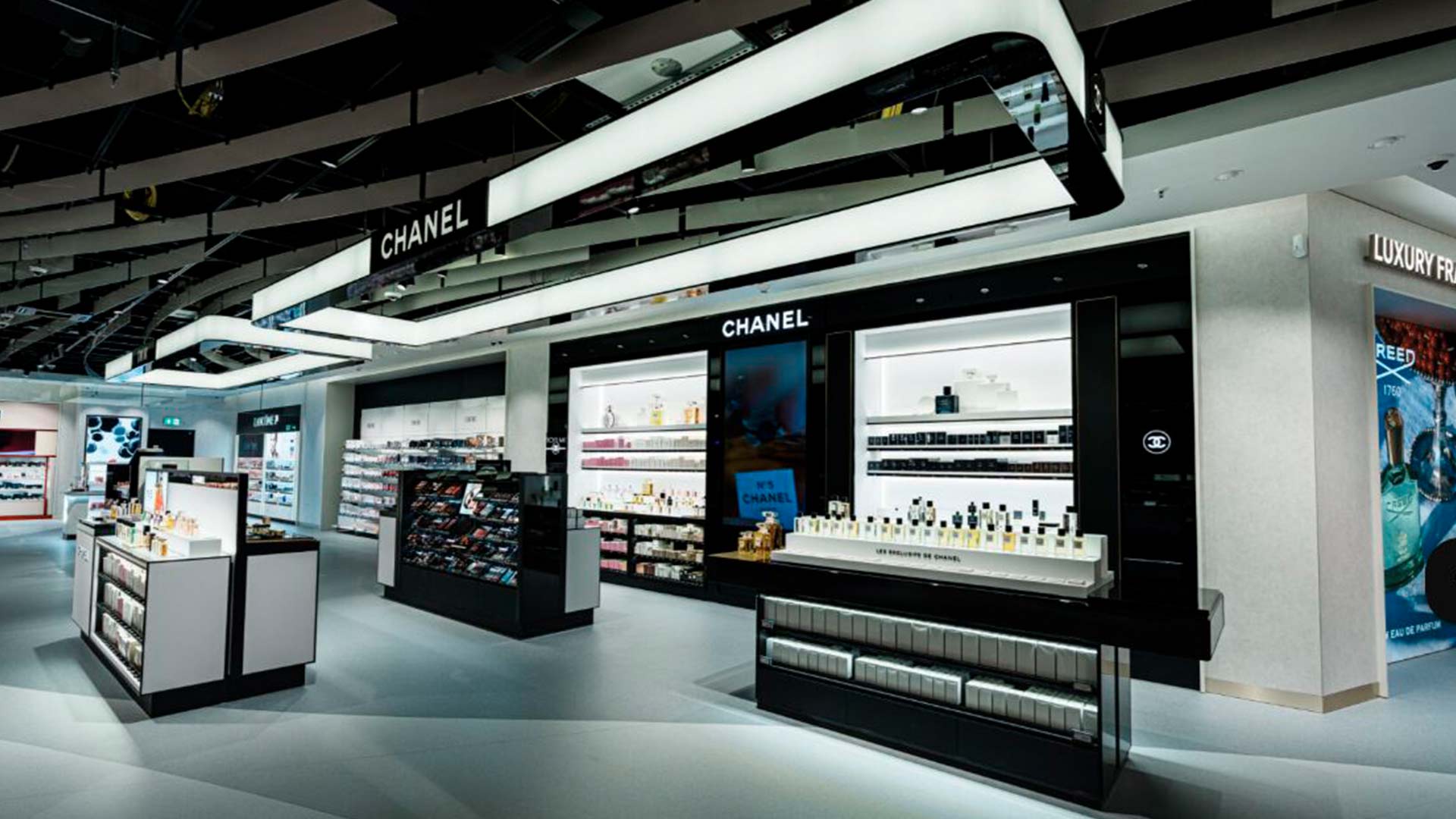 Intégration AV travel retail — écrans LED GOB P1.5 dans la zone Non-Schengen du Terminal 3 de l'aéroport de Francfort
