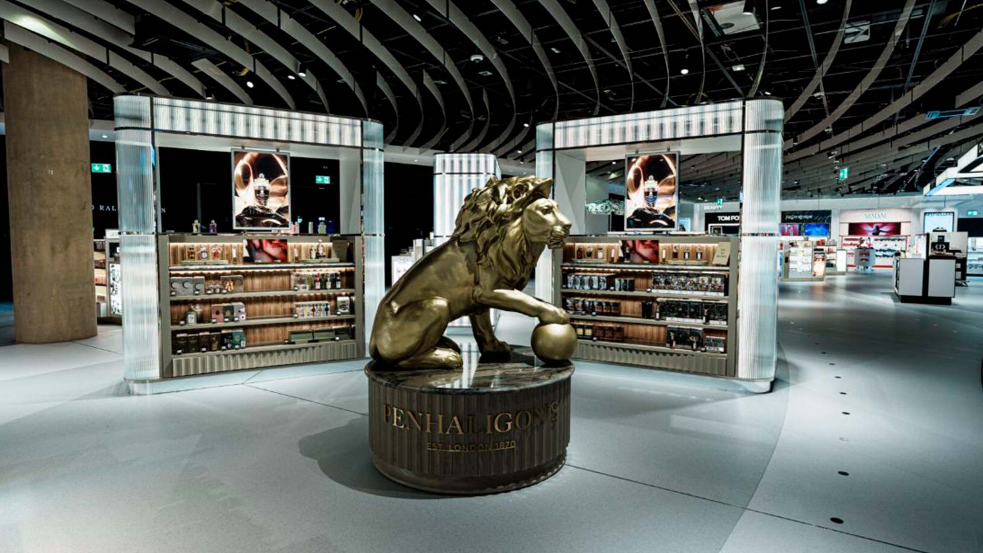 Environnement retail du Terminal 3 de l'aéroport de Francfort Duty Free — intégration AV par TRISON Germany