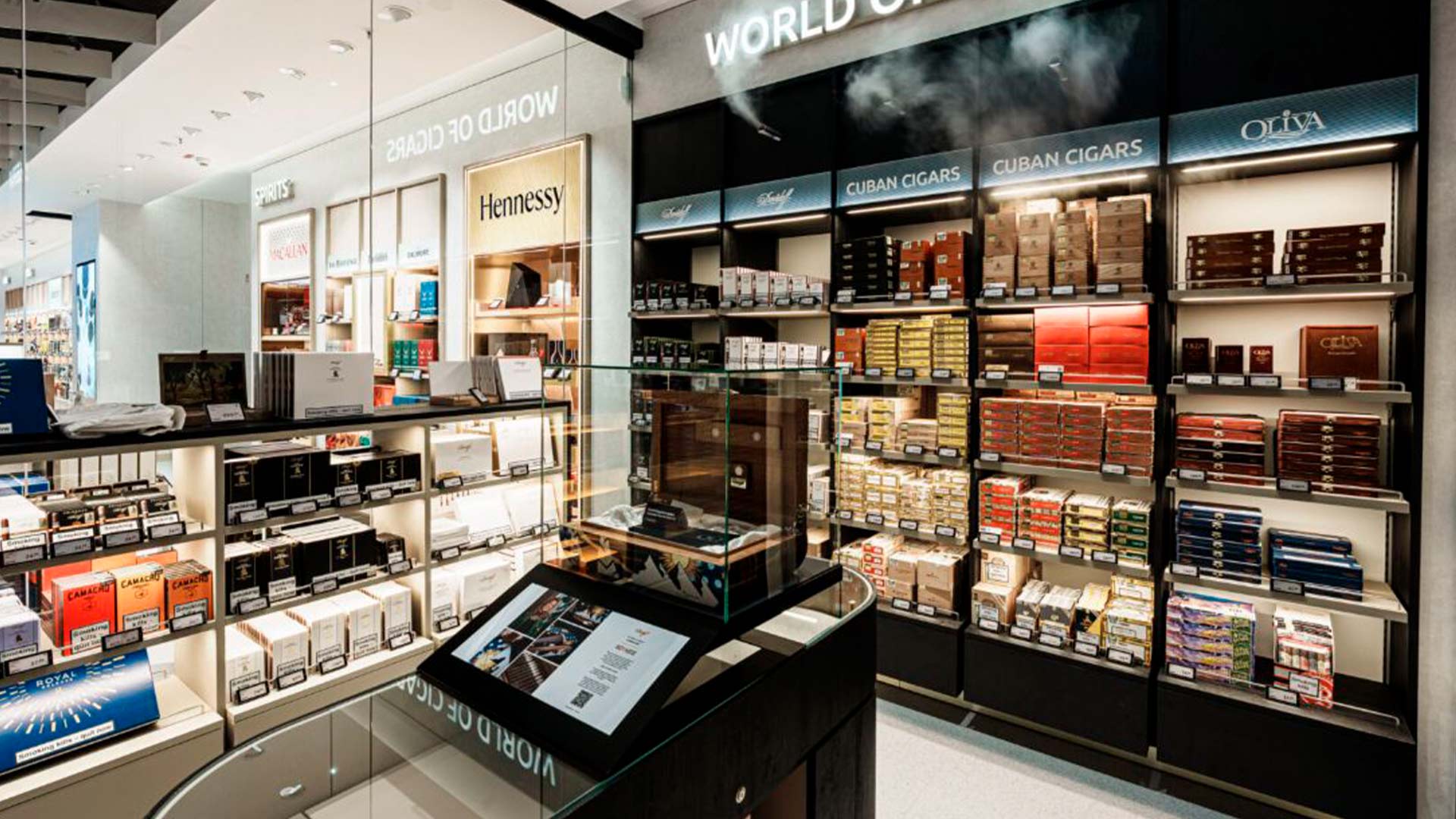 Moniteur digital signage dans la zone tabac World of Cigars du Terminal 3 de l'aéroport de Francfort