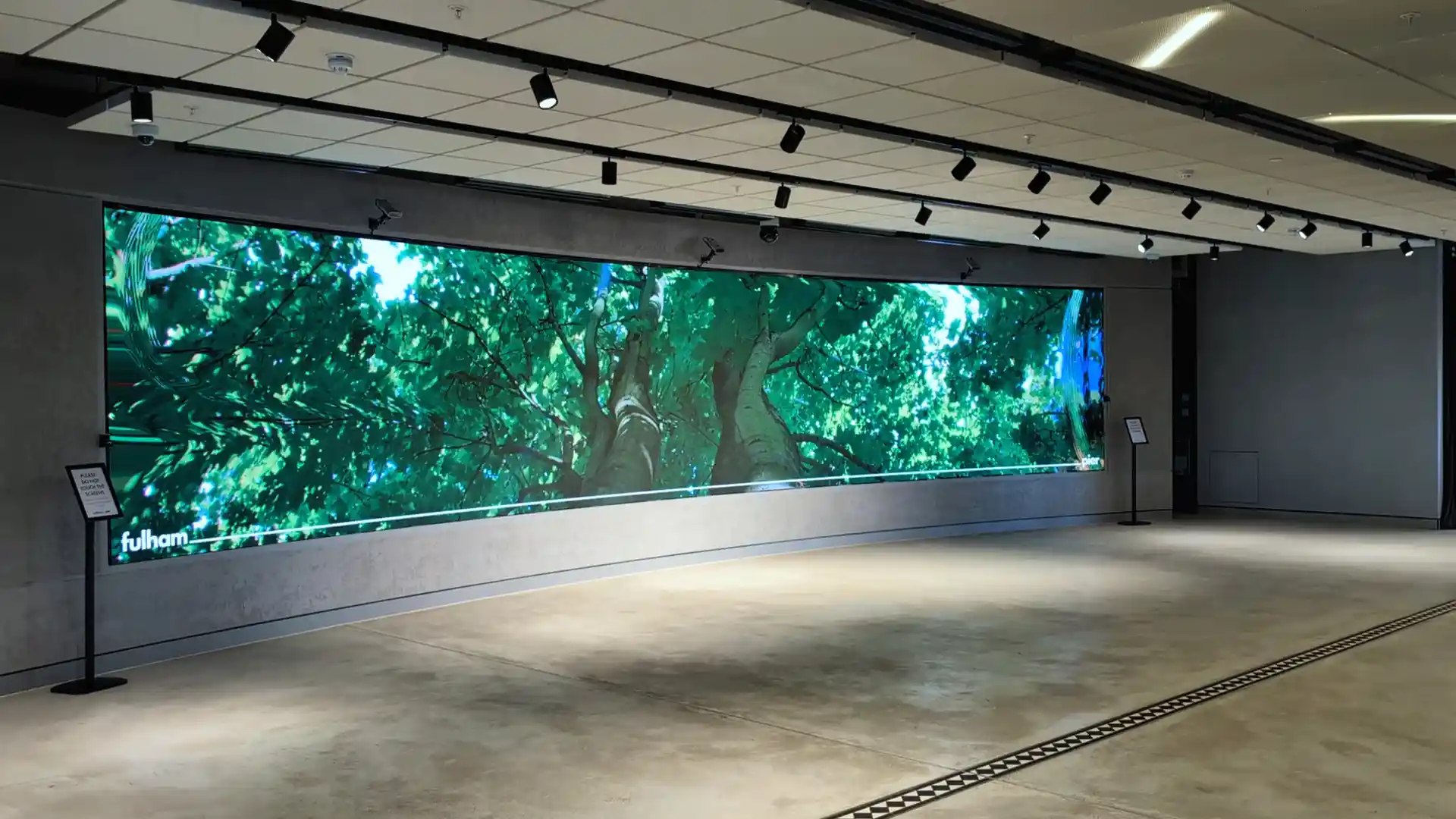 Interaktive Waldszene auf dem LED-Display von Through the Looking Glass.