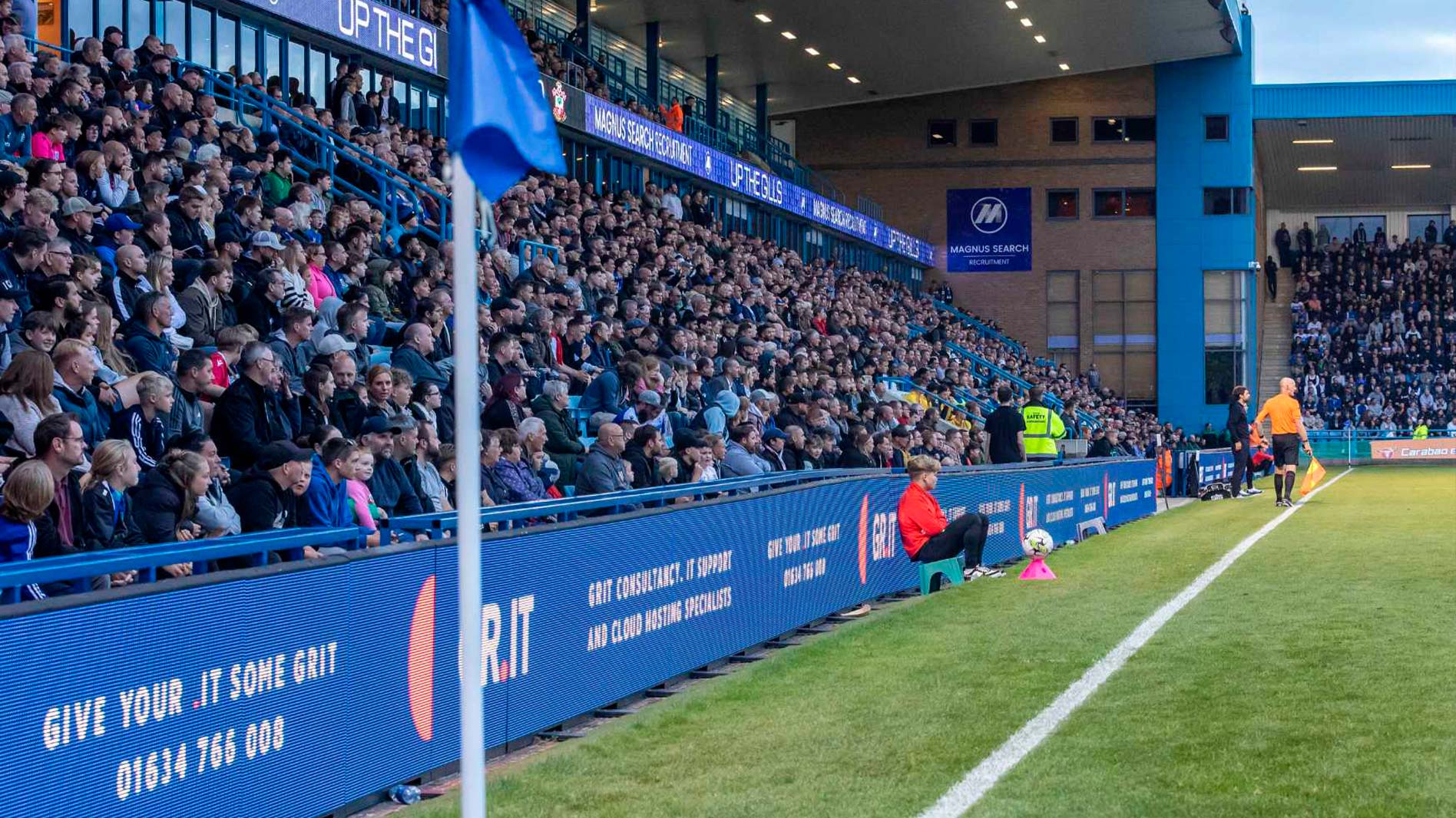 Paneles LED en el Medway Stand del Priestfield Stadium mostrando contenido de patrocinadores durante un partido