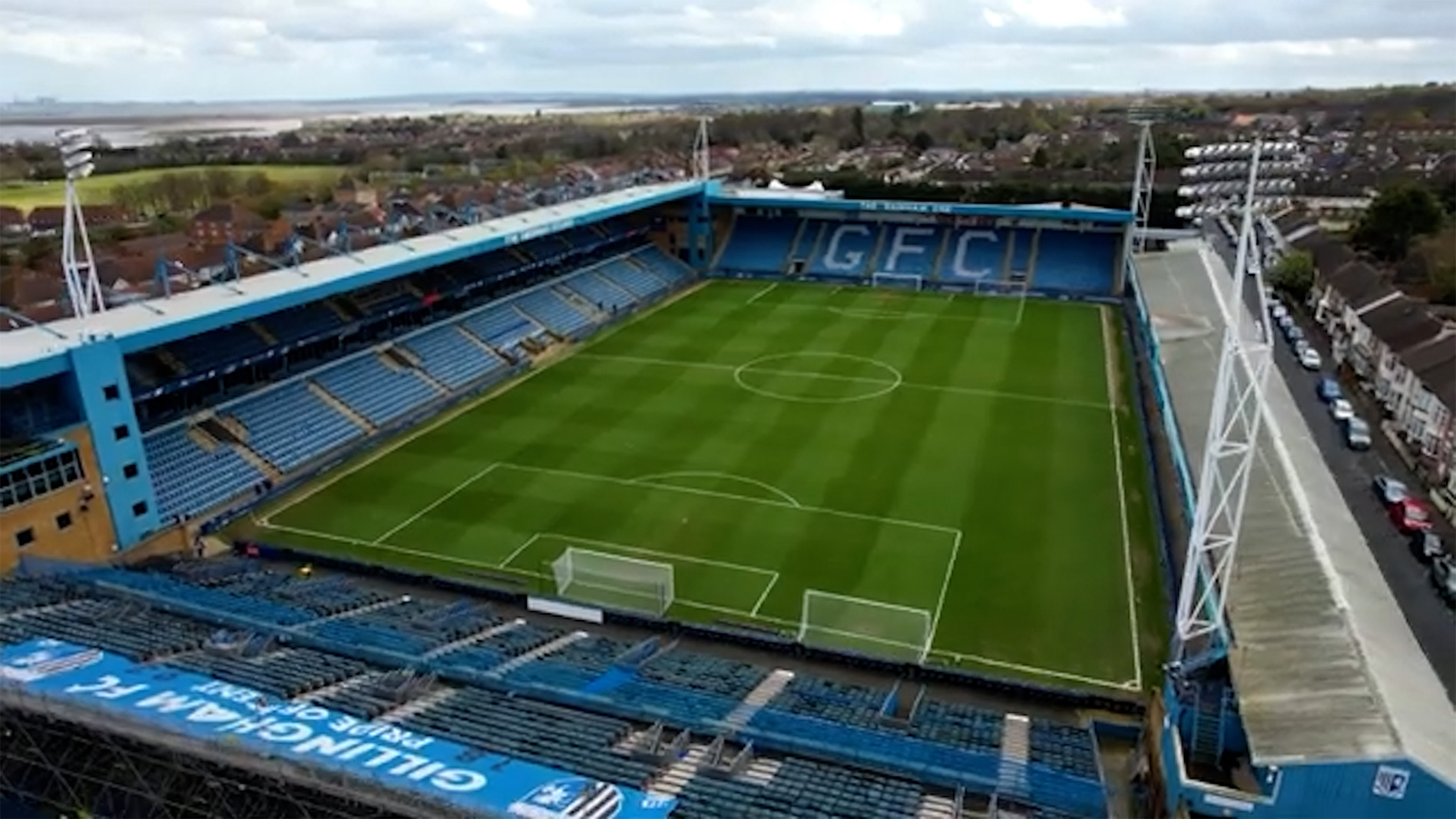Pantallas LED perimetrales de 360 grados en el Priestfield Stadium durante un partido en directo