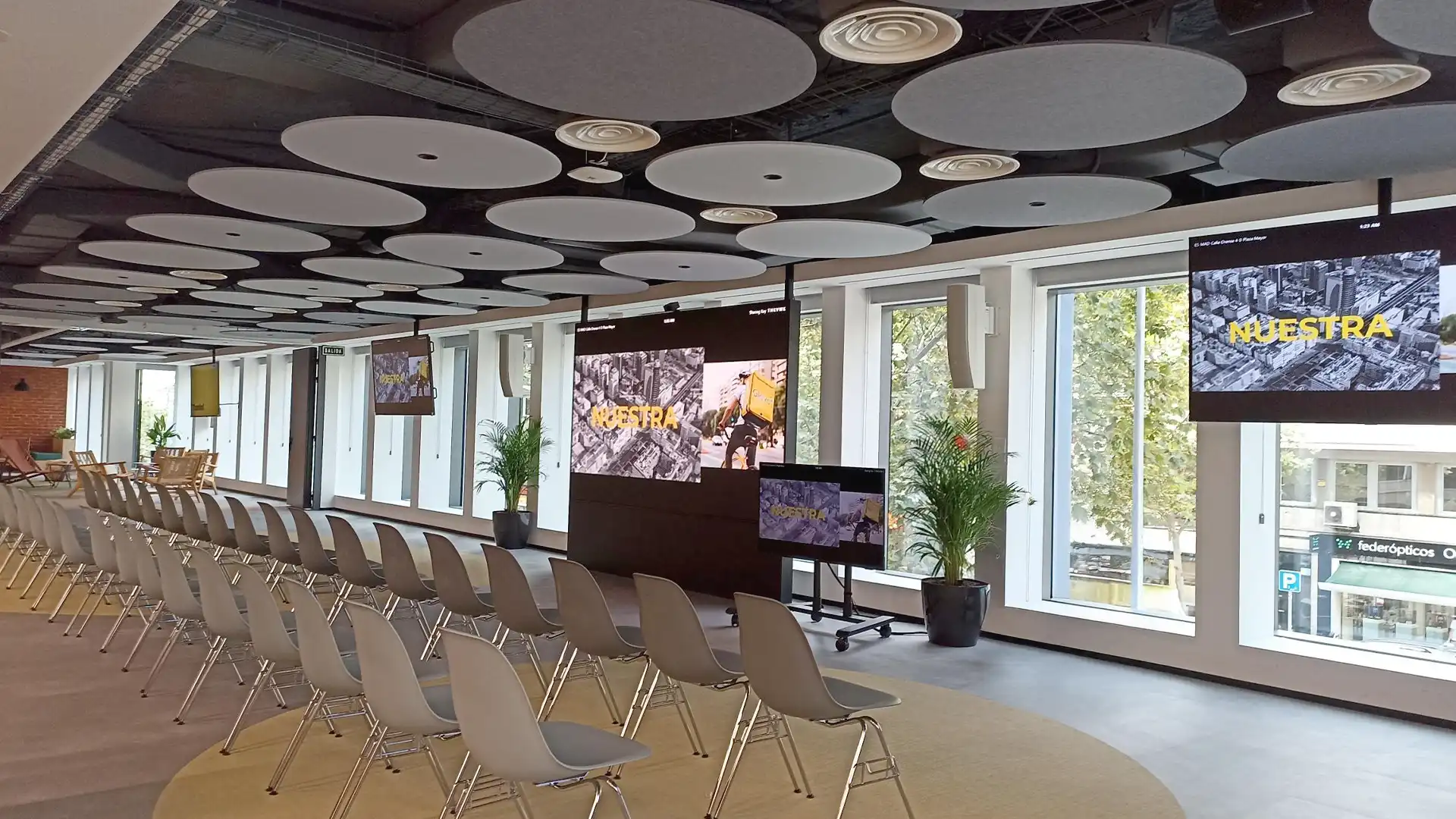 Interior de un espacio de trabajo inmersivo en las oficinas de Glovo, con soluciones de digital signage, integración LED y tecnología audiovisual de TRISON orientada a mejorar la comunicación corporativa.