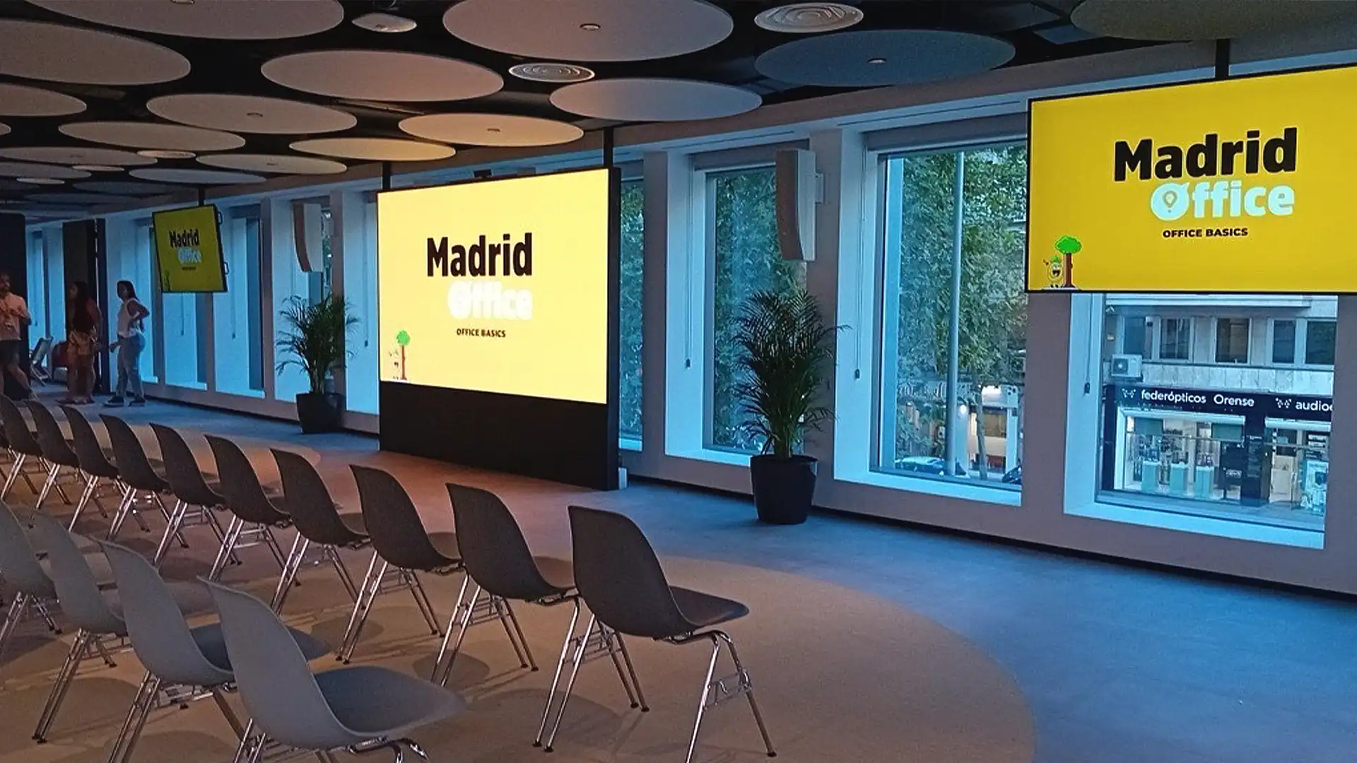 Auditorio de la sede de Glovo en Madrid equipado con una pantalla LED de gran formato y sistemas audiovisuales diseñados por TRISON.