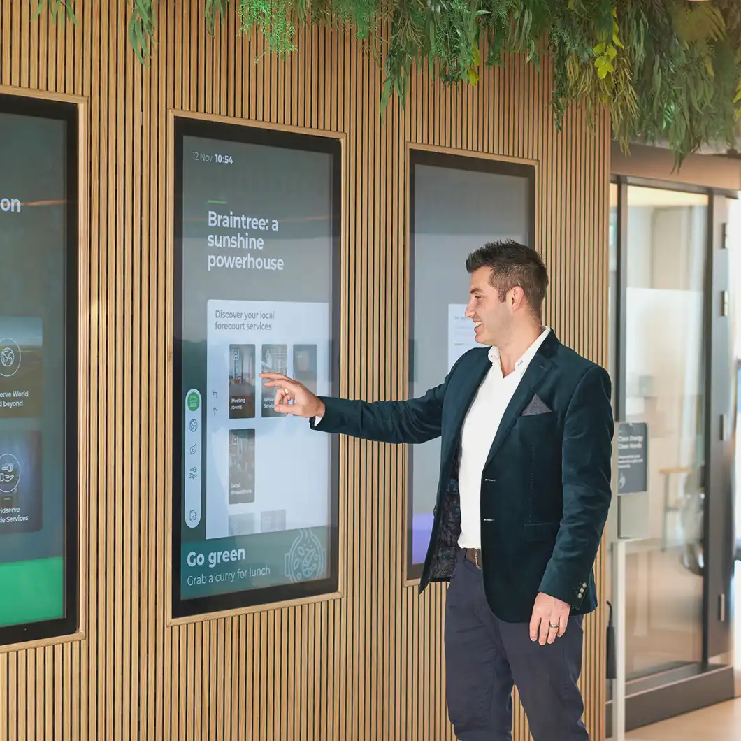 Écran tactile interactif expliquant la technologie des VE à l'intérieur de l'Electric Forecourt®.