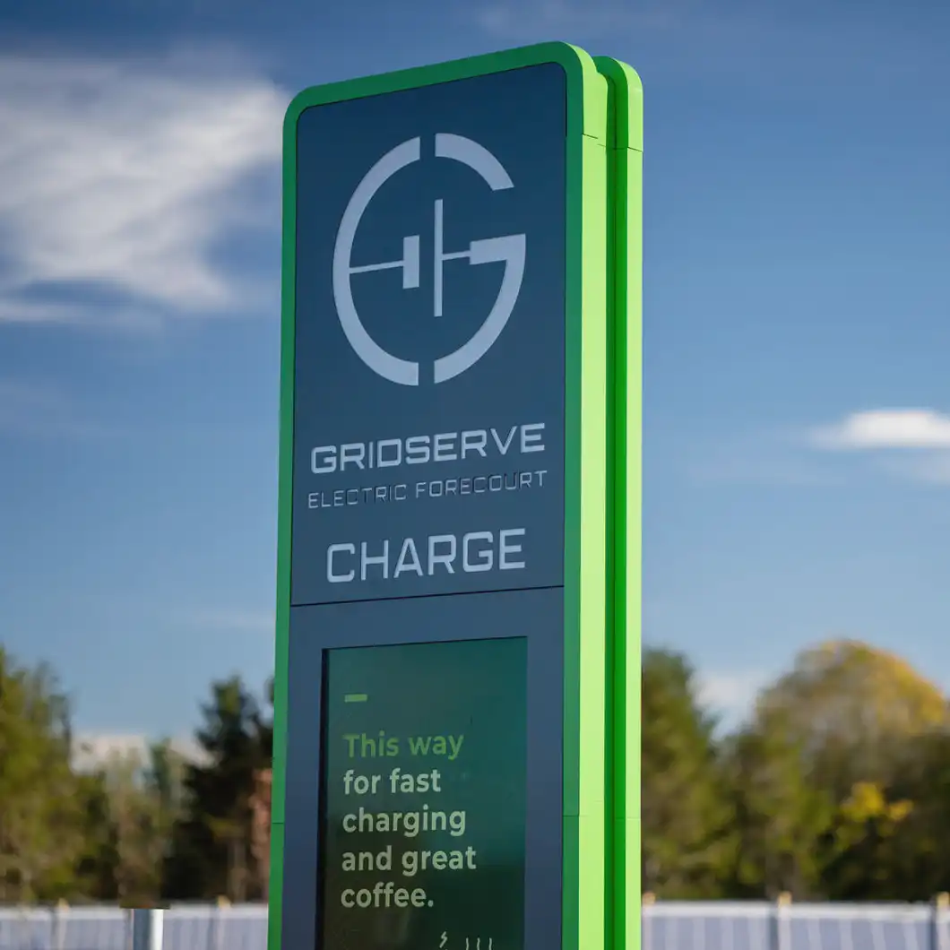 Signalisation extérieure par totem LED pour la navigation et la visibilité dans l'Electric Forecourt® de GRIDSERVE.