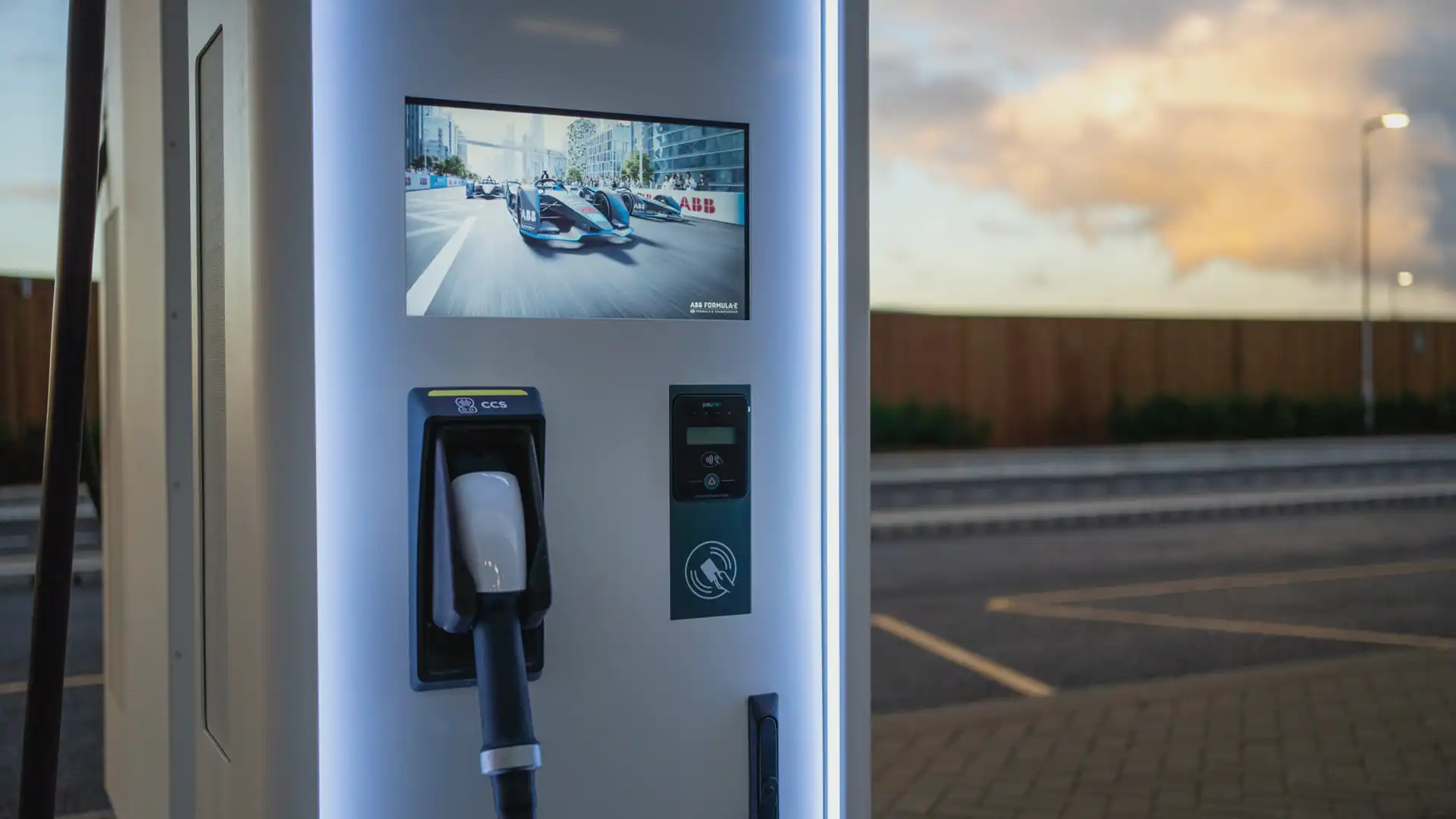 Système de contrôle et de gestion de contenu pour l'affichage numérique de GRIDSERVE alimenté par Chrome OS.