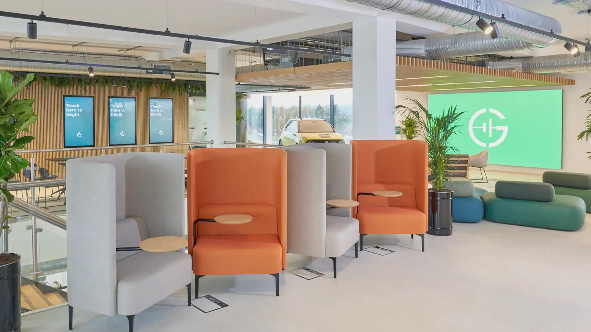 Contenu graphique animé par TRISON Studio affiché sur les murs LED du GRIDSERVE Electric Forecourt®.