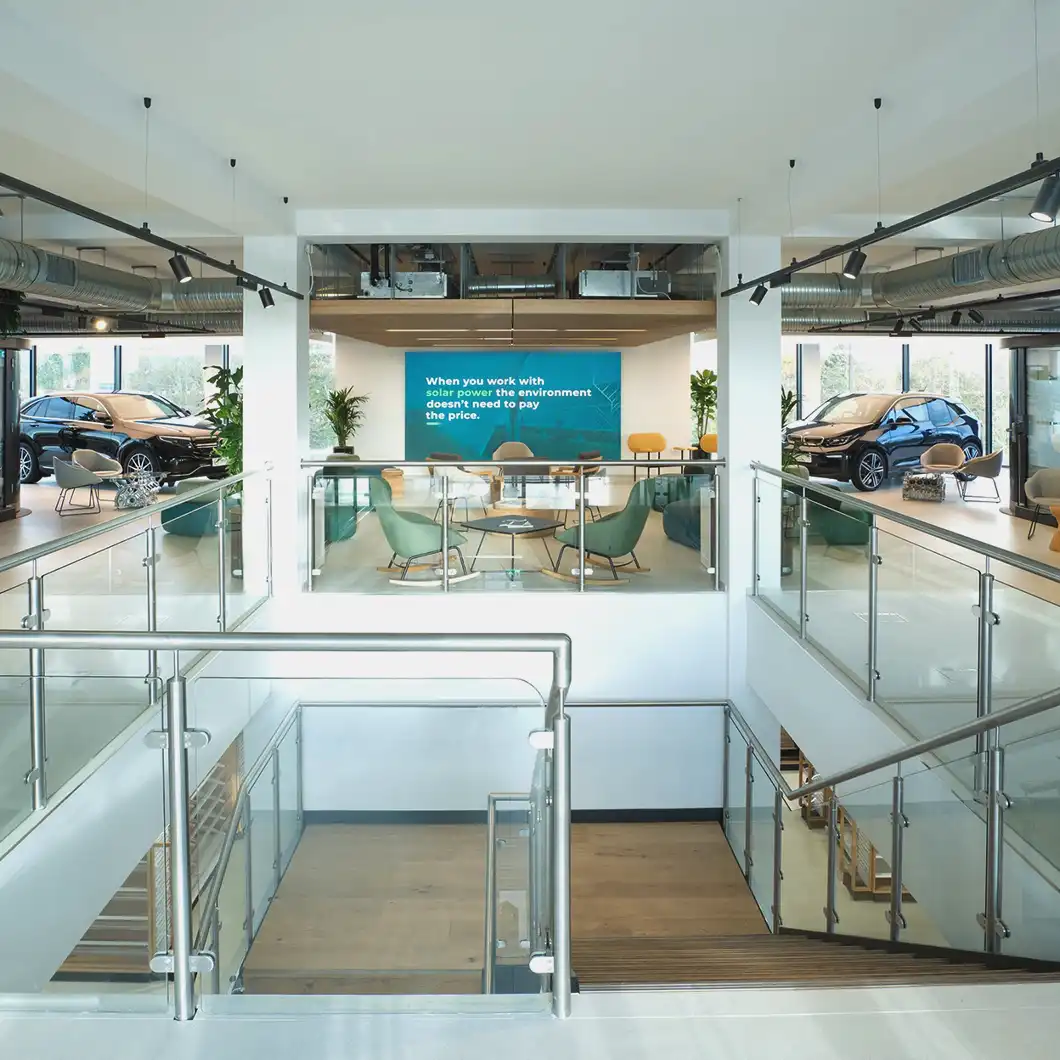 Écran LED d'orientation intérieure guidant les visiteurs à travers l'espace.