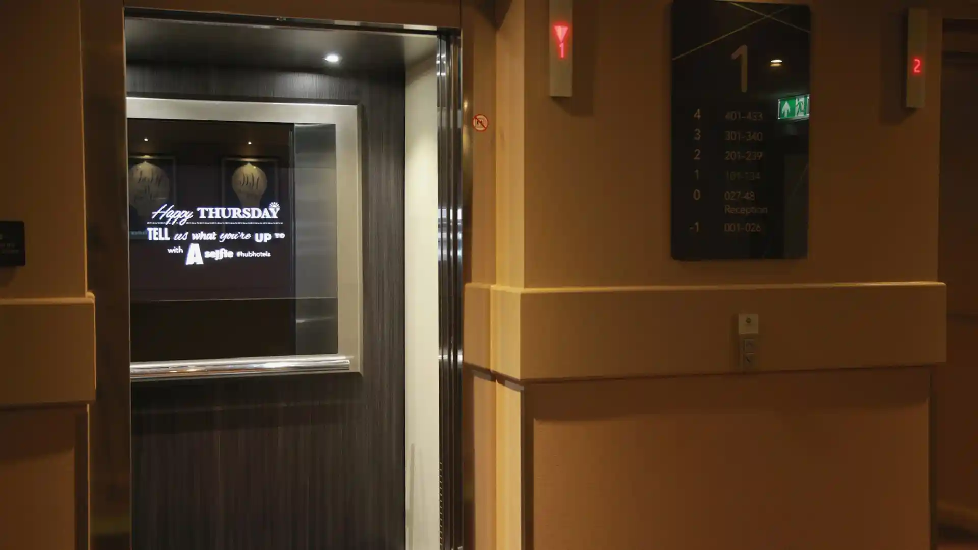 Integrierte digitale Bildschirme und Geräte für einen vernetzten Aufenthalt der Gäste im Hub Premier Inn