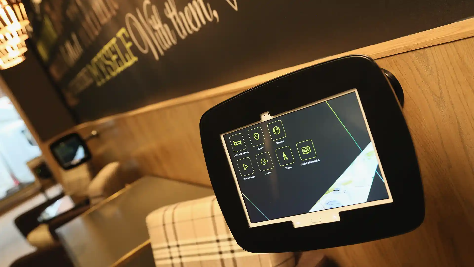 Spiegelbildschirme mit schwebenden digitalen Informationen in den Aufzügen von Hub Premier Inn