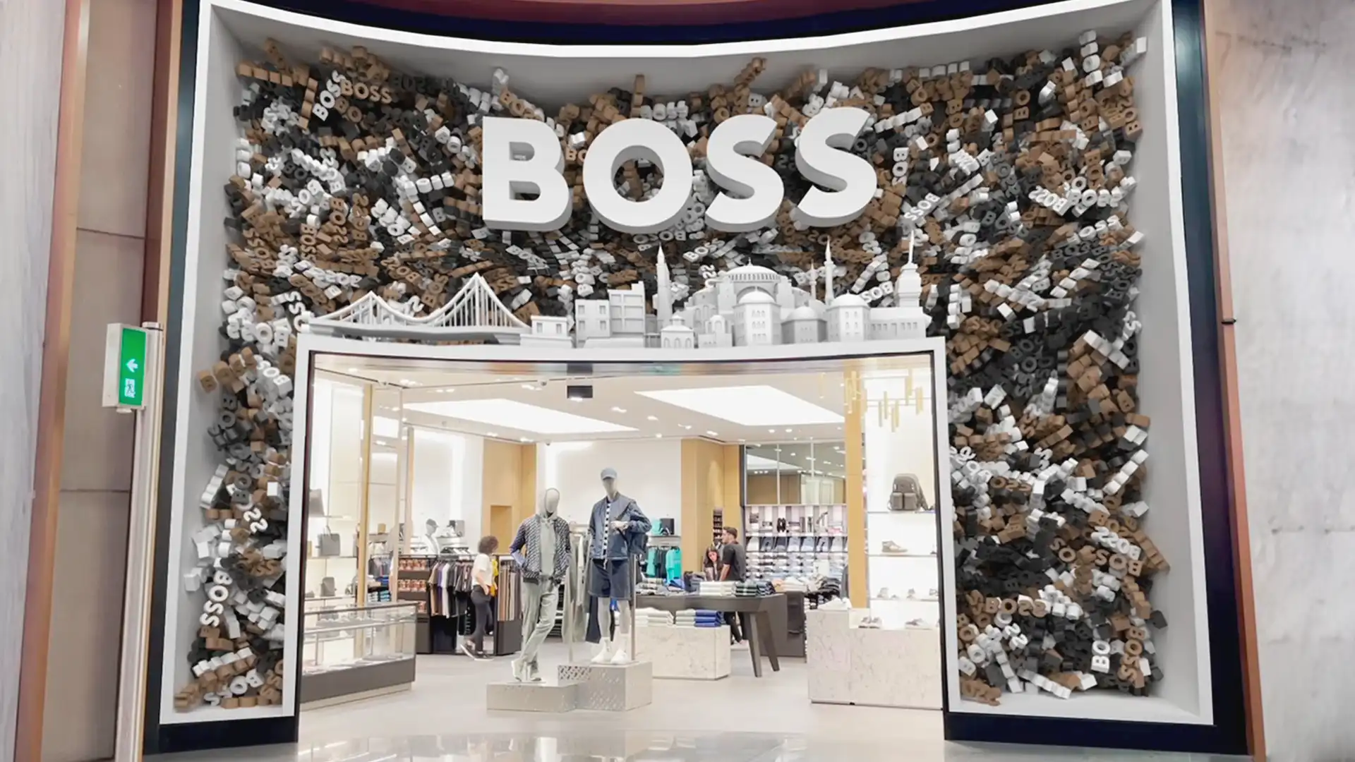 Digitale Skyline-Installation, integriert in die Boss-Identität am Flughafen Istanbul, entworfen von TRISON.