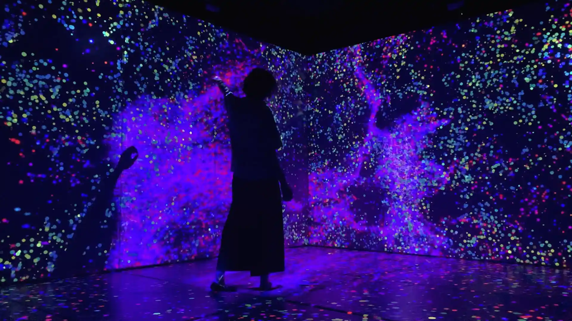 Besucher in einer interaktiven Kunstumgebung von IKONO Berlin.