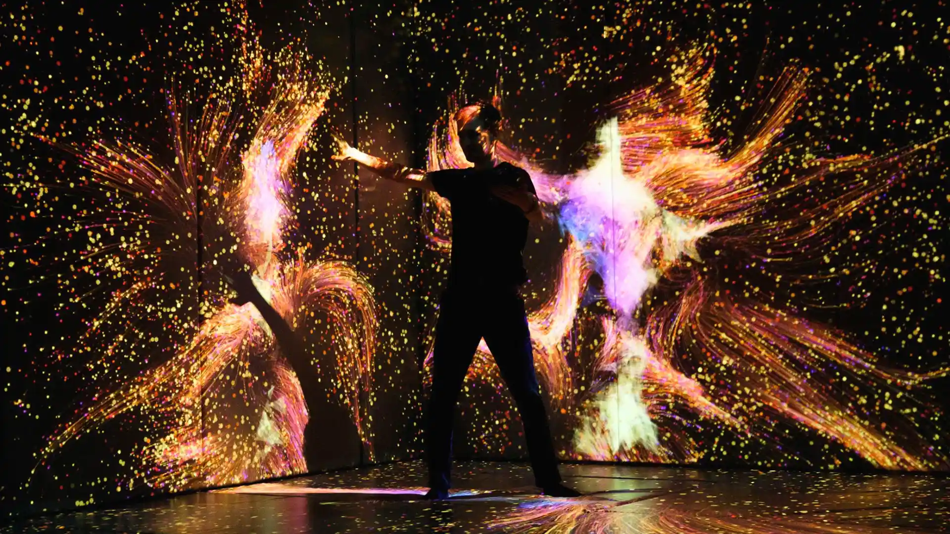 Immersiver Projektionsraum im IKONO Berlin mit raumhohen Bildschirmen.