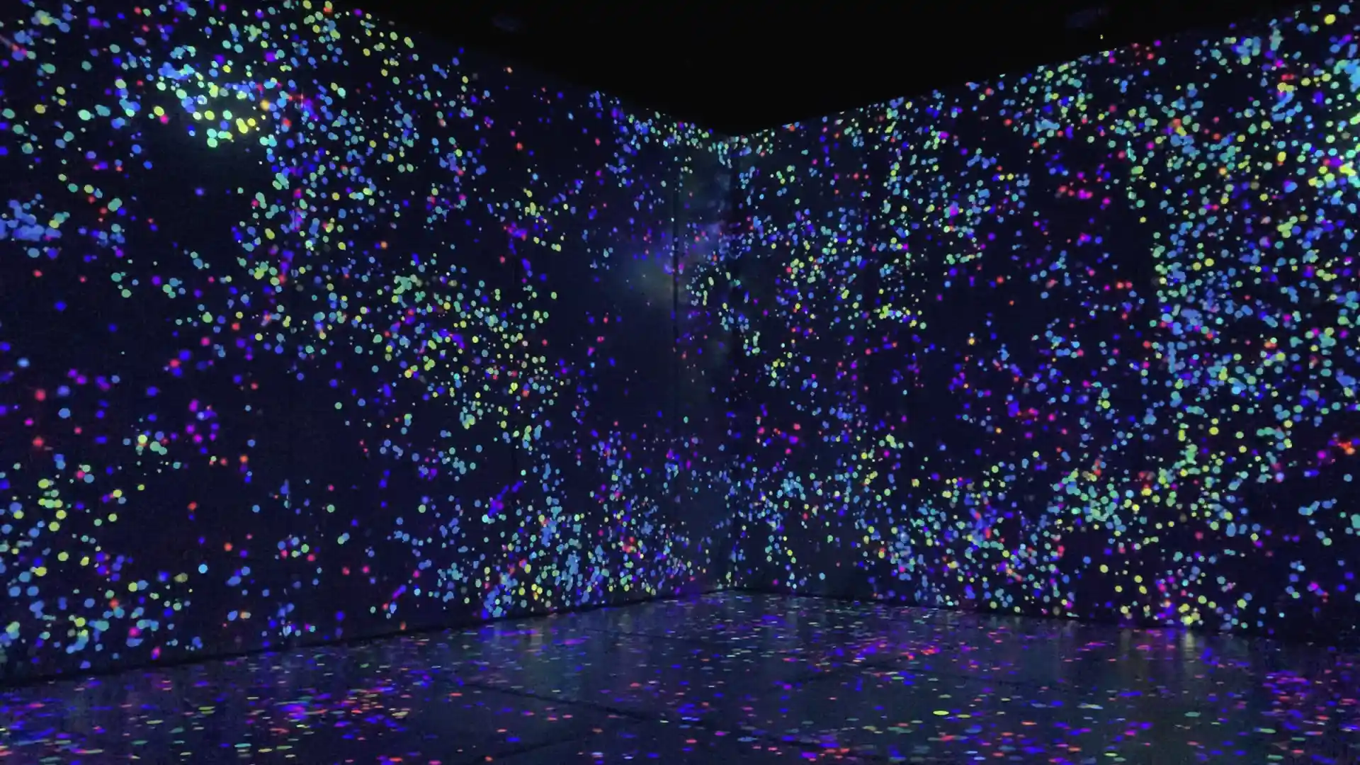 Technologie zur Bewegungsverfolgung, die eine Interaktion mit projizierten Bildern in Echtzeit ermöglicht.