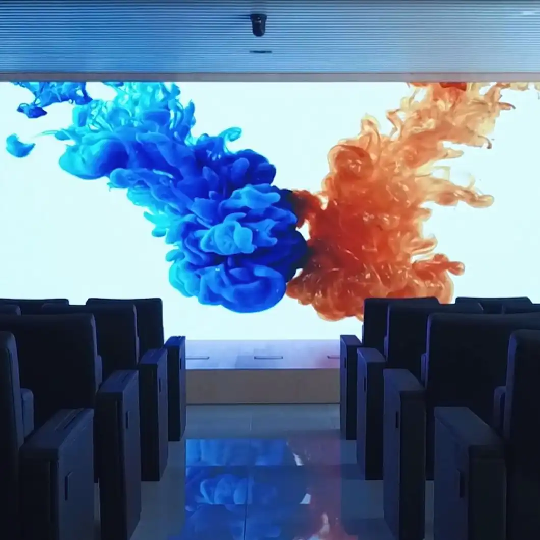 Sala de prensa con gran pantalla LED, micrófonos y cabinas de traducción.