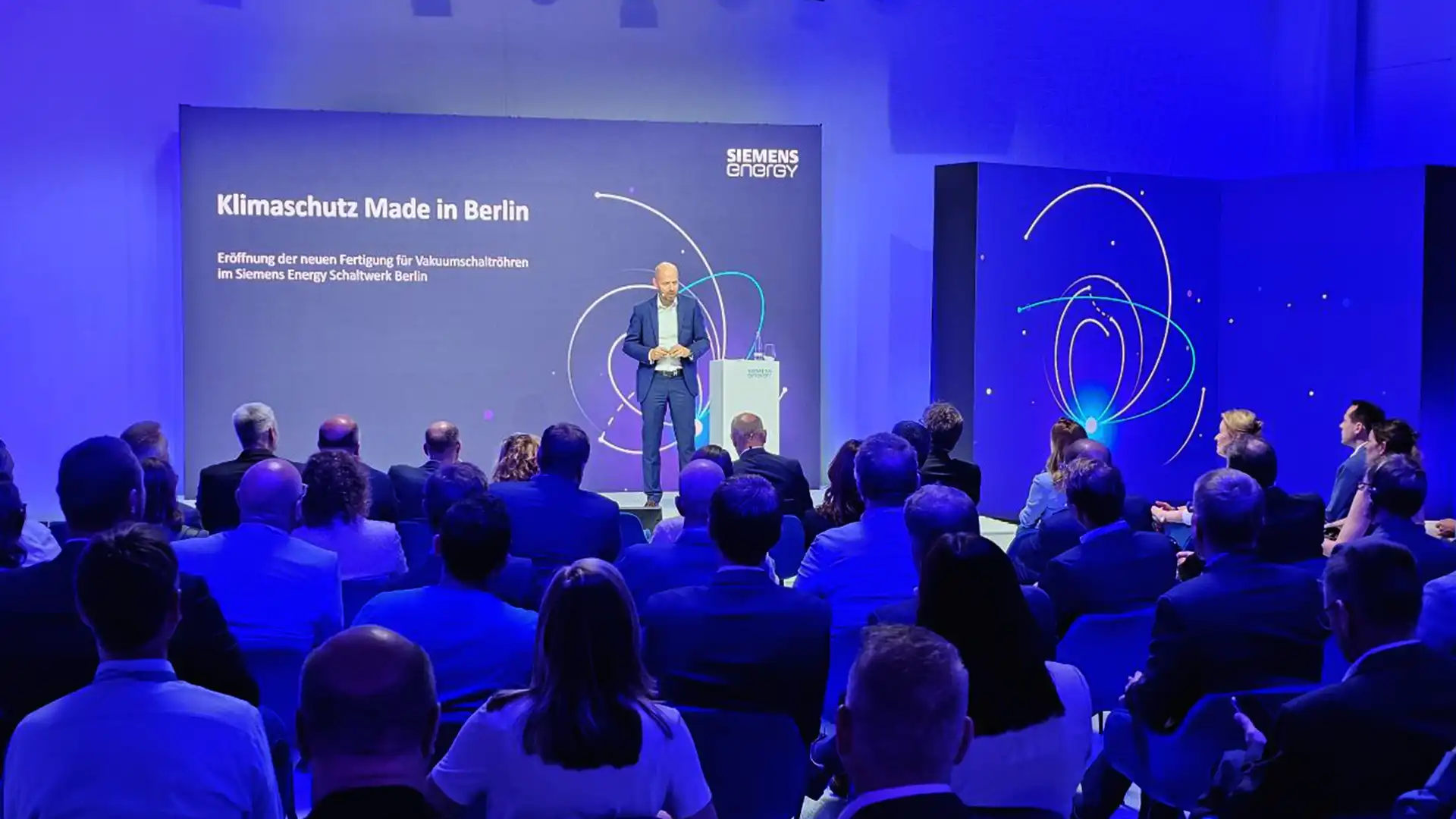 Visitatori che esplorano la fabbrica di Siemens Energy a Berlino durante l'evento di inaugurazione.