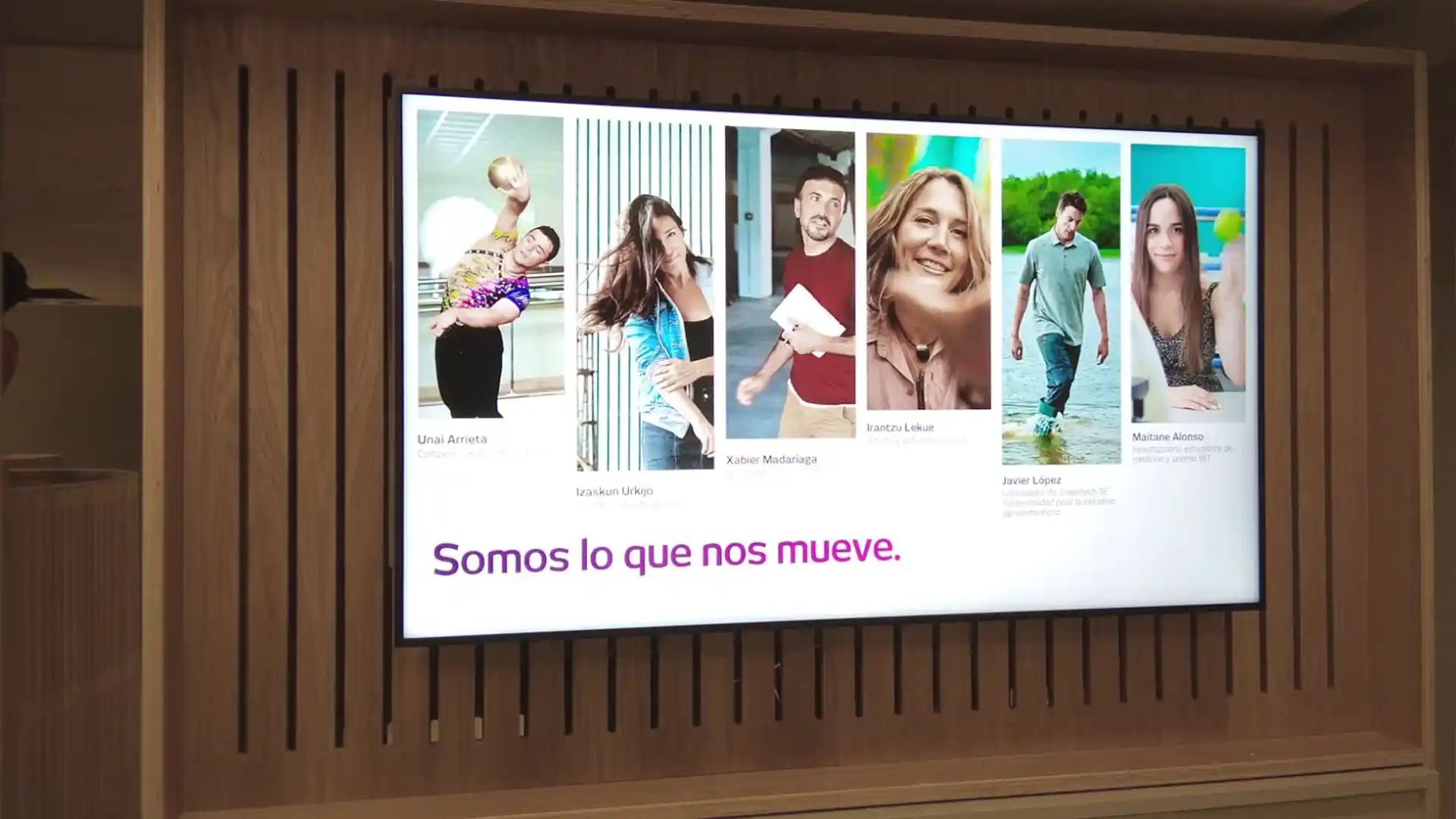 Interface numérique de gestion des rendez-vous guidant les clients tout au long de leur visite à l'agence.