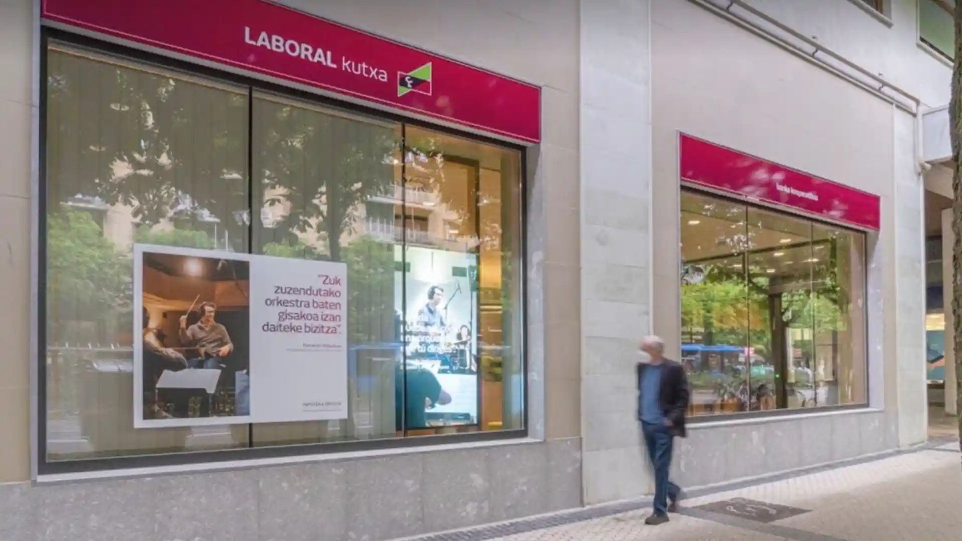 Extérieur d'une agence Laboral Kutxa avant la transformation numérique, mettant en évidence la nécessité de mettre à jour les systèmes de communication.
