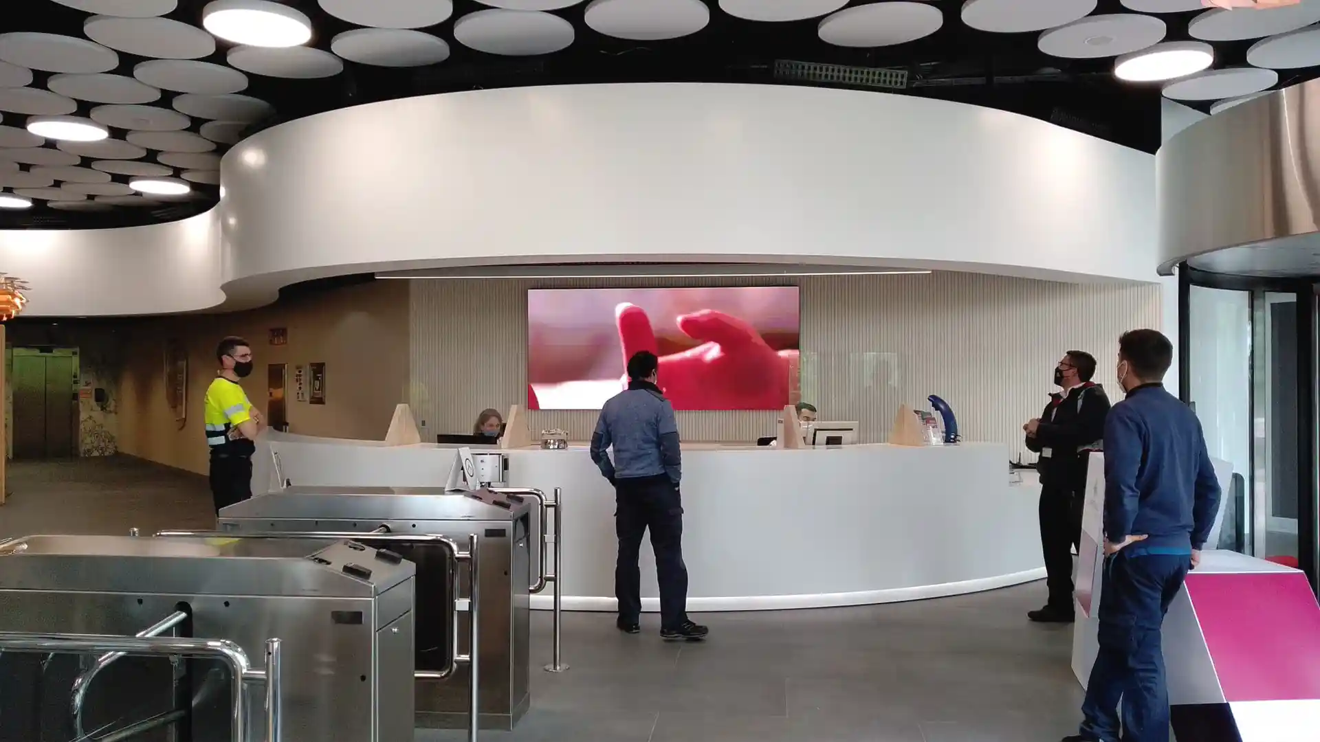 L'affichage numérique à l'intérieur de l'agence offre des mises à jour en temps réel et des conseils aux clients.