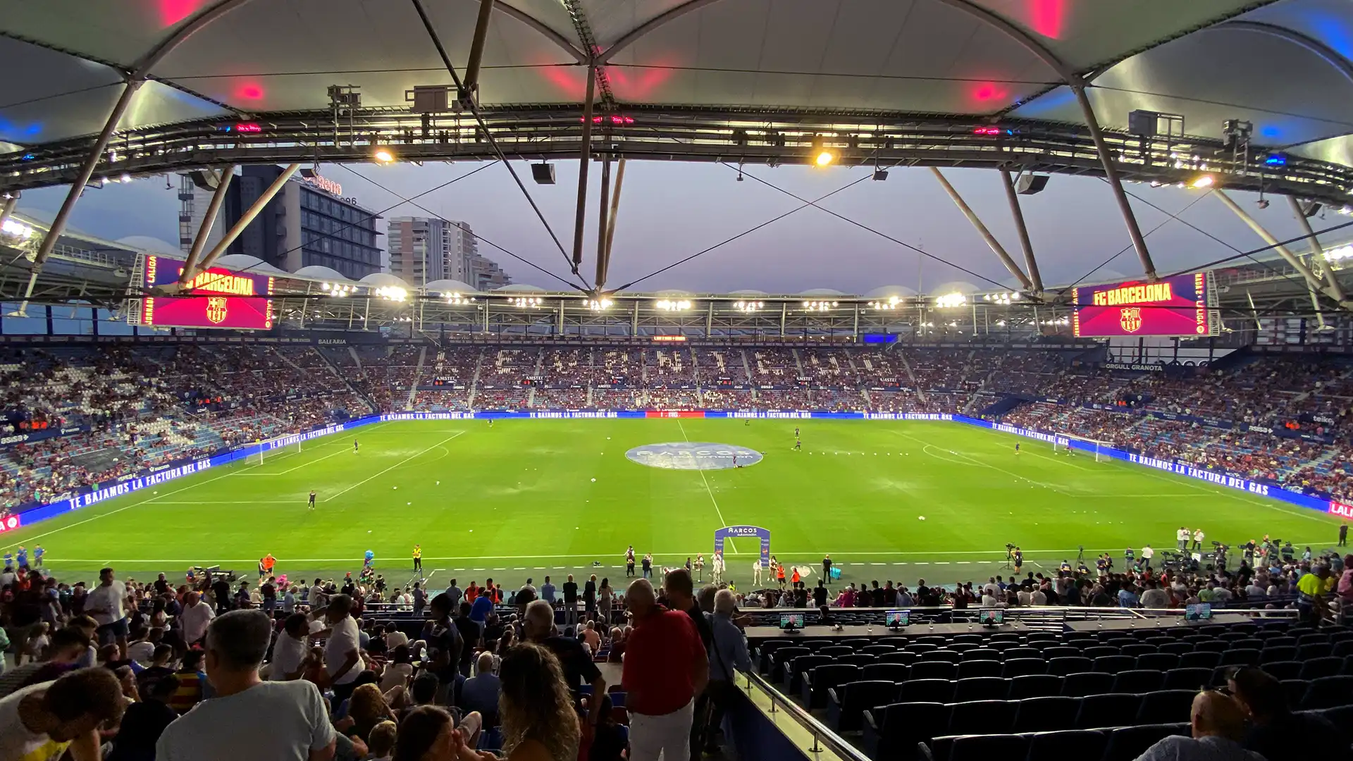 TRISON Les graphiques synchronisés de Yellowbricks s'affichent sur le tableau d'affichage vidéo d'un stade lors d'un match de football espagnol de la saison 2025/26.