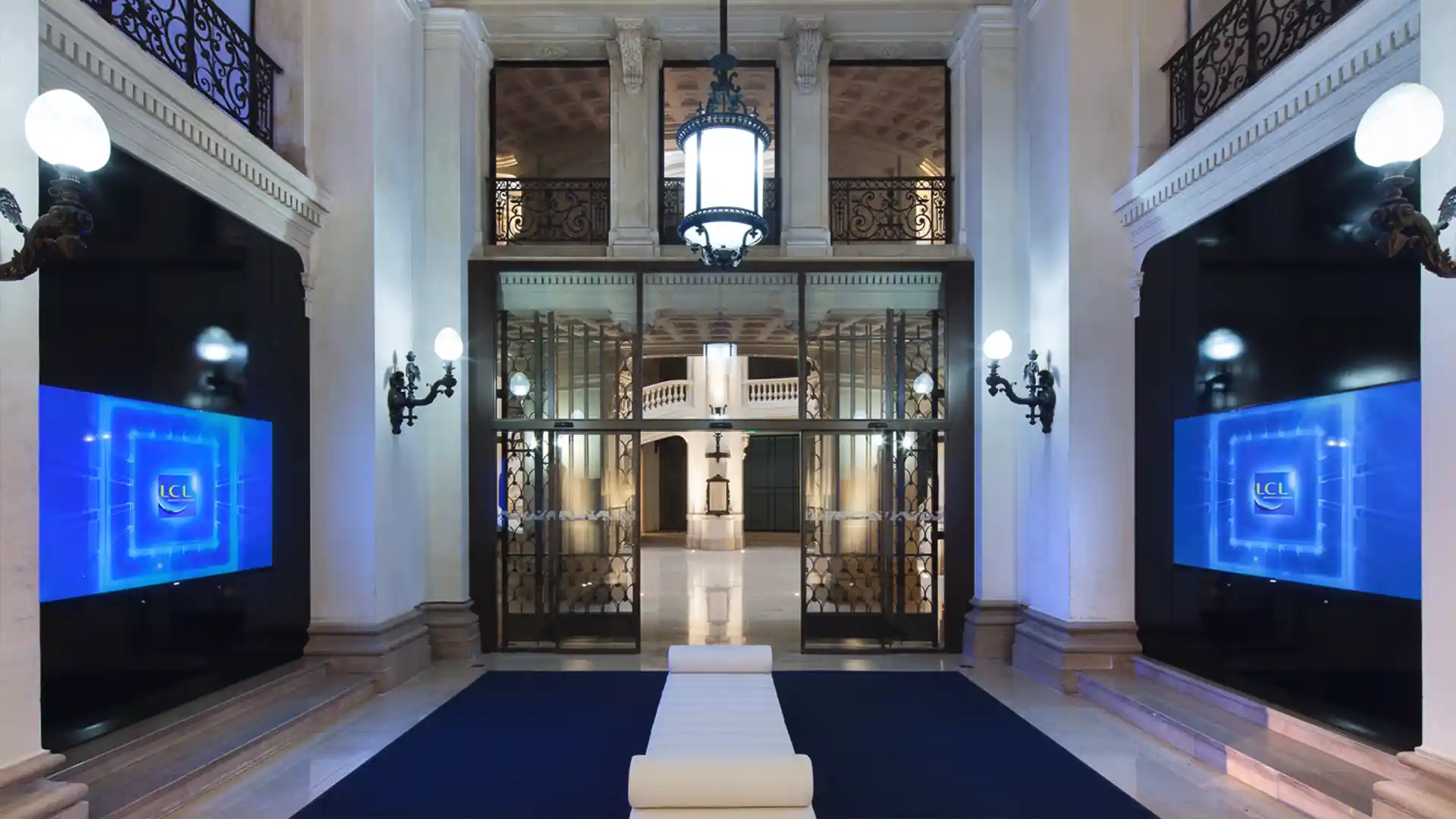 Interior de una oficina de LCL tras su transformación digital, destacando las herramientas de comunicación.