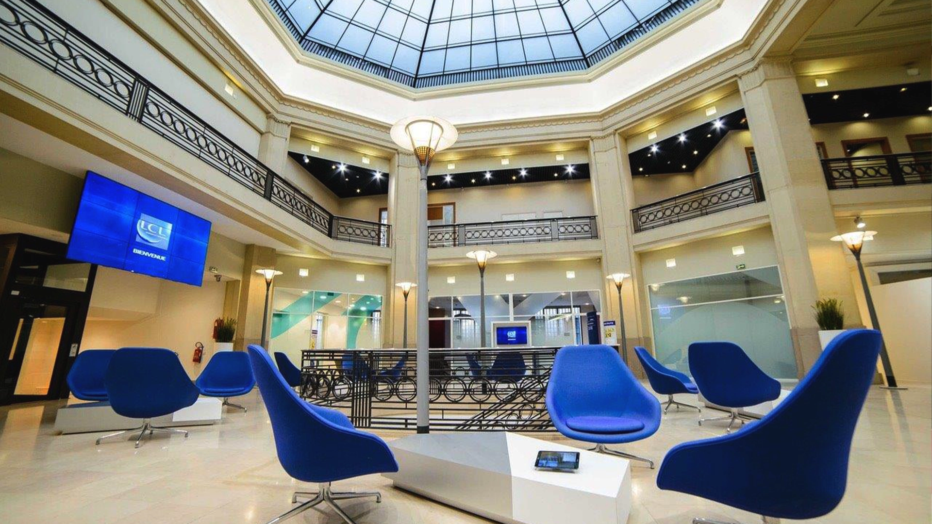 Vista interior de una oficina de LCL que muestra digital signage actualizado y un diseño de acceso modernizado.