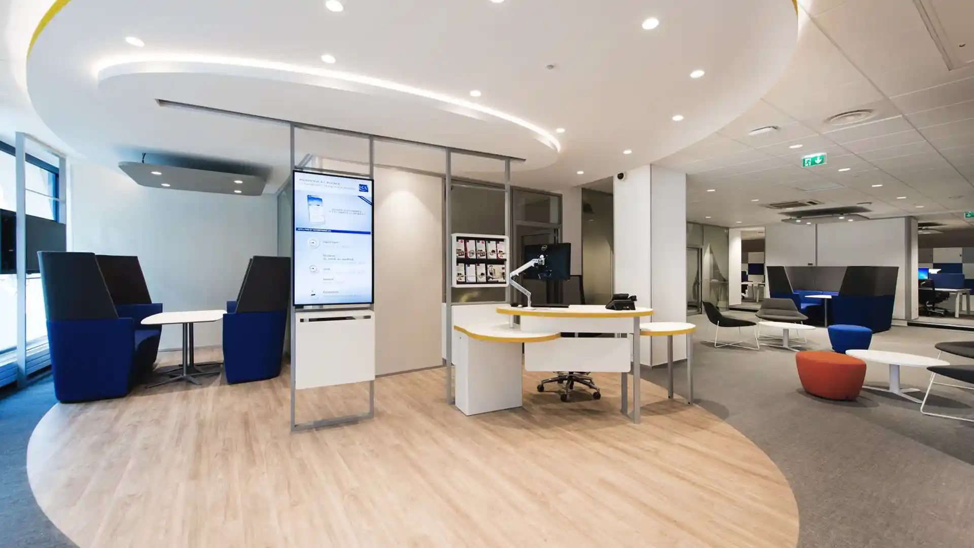 Pantallas digitales en la zona de espera que muestran contenidos dinámicos de marca para los clientes de LCL.