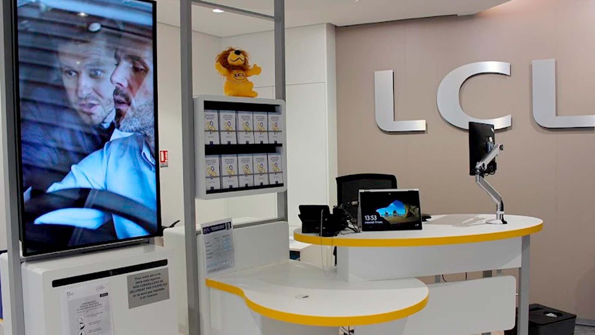 Pantalla digital en un despacho de consulta privada de LCL con contenido adaptado para apoyar la interacción con el asesor