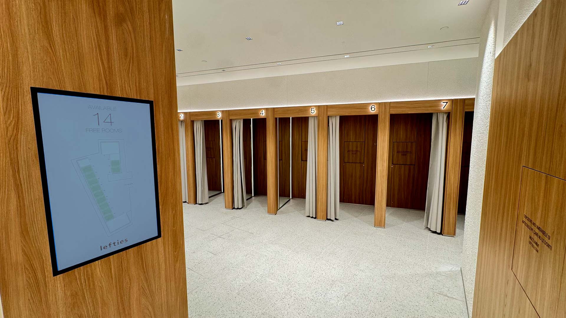 Digital display at Lefties Bucharest fitting room entrance showing real-time free room availability