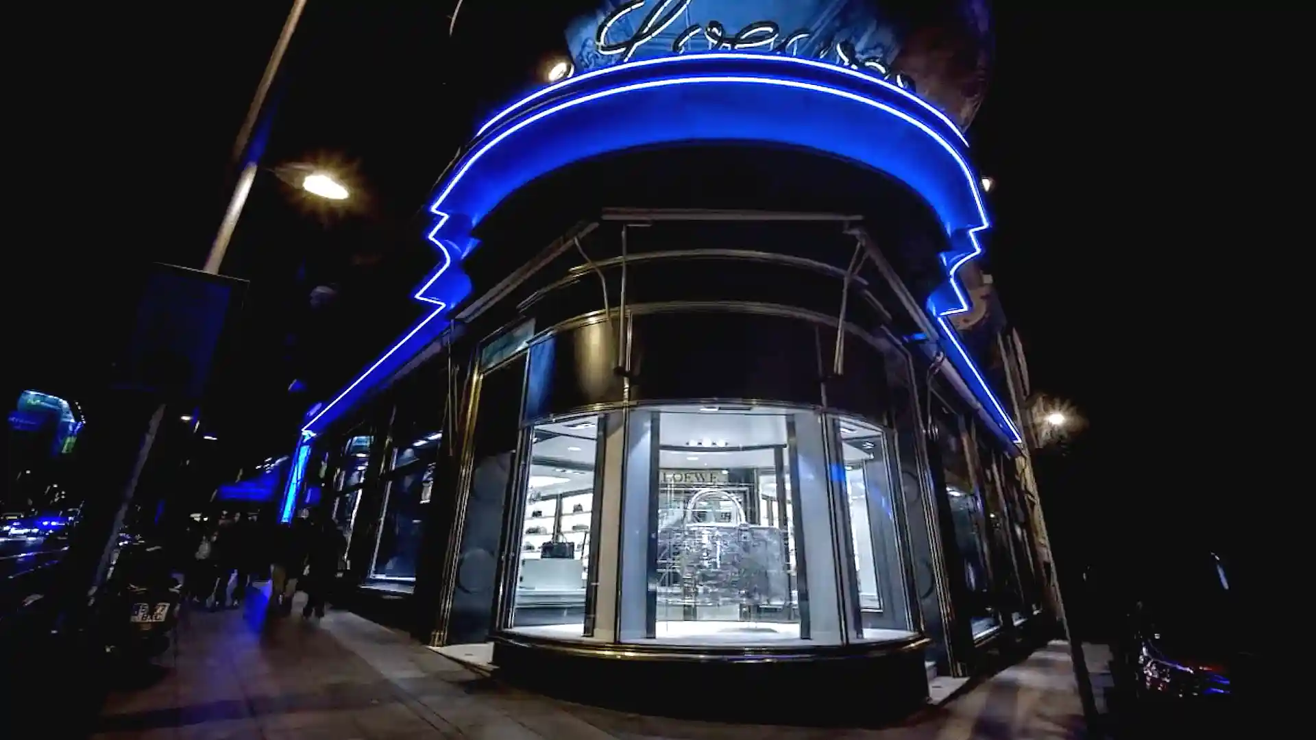 Maßgeschneiderte Beleuchtungslösung, die architektonische Details in der LOEWE Gallery hervorhebt.