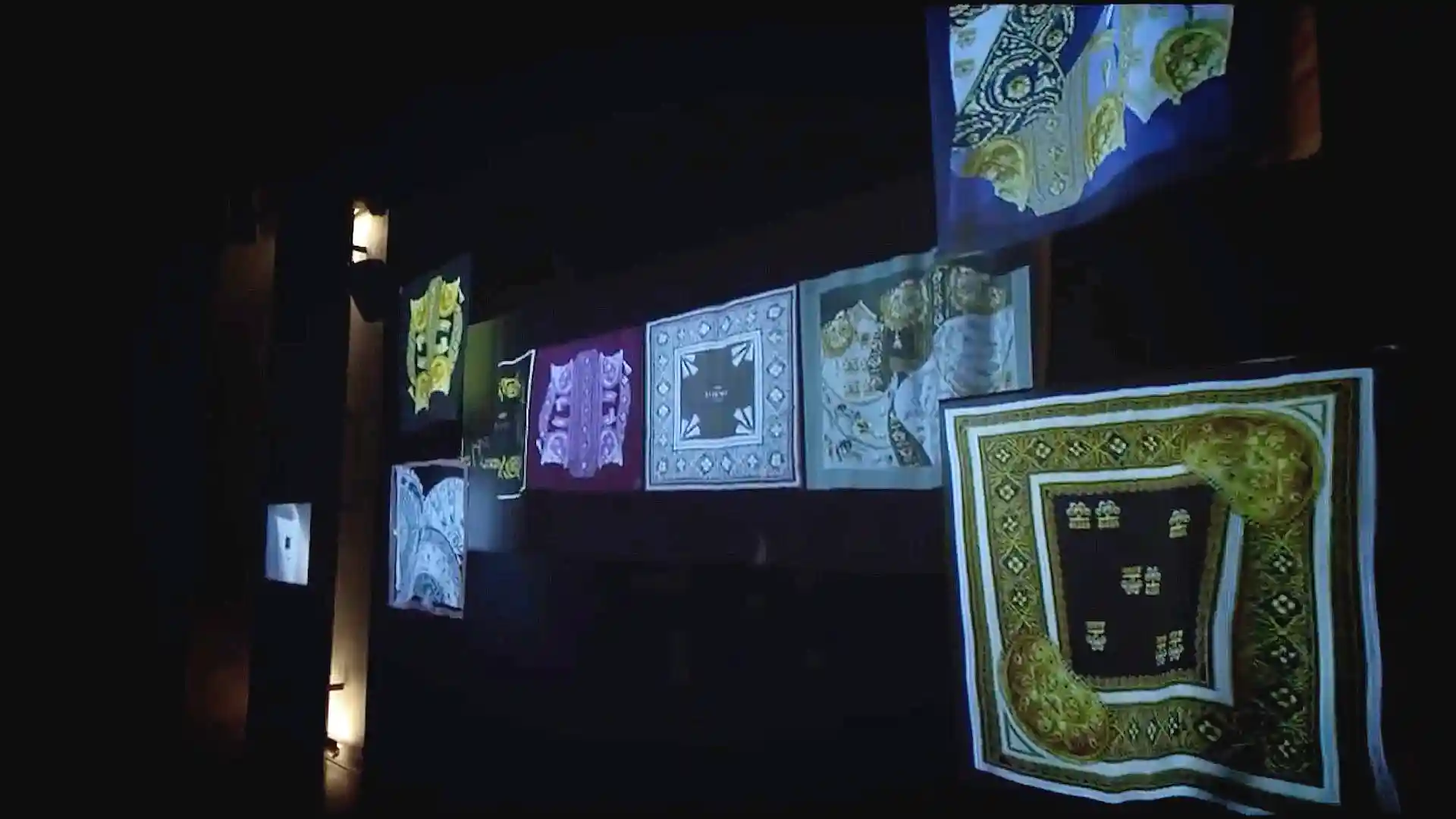 Maßgeschneiderte visuelle Projektion, die die Handwerkskunst und die Geschichte der Marke LOEWE hervorhebt.