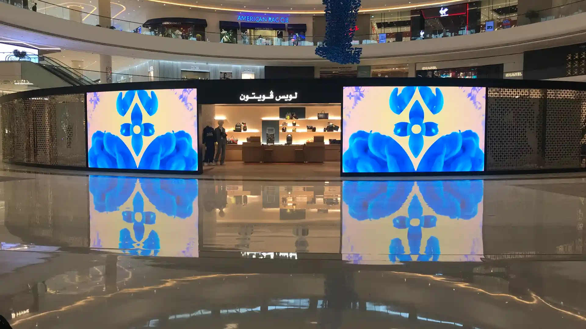 Contenido LED mostrando visuales de la colección Louis Vuitton dentro de la pop-up del Dubai Mall.